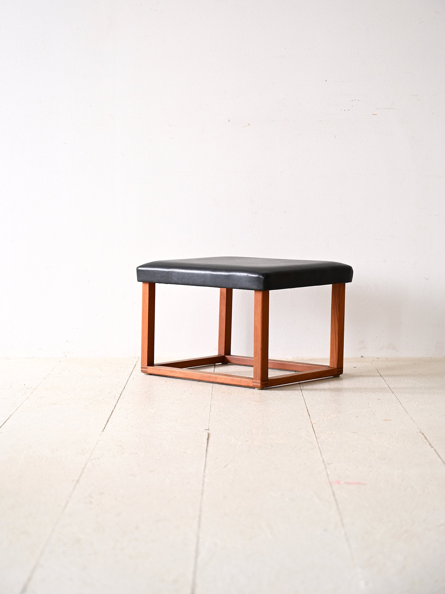 Sgabello scandinavo in teak anni '60 – Seduta in ecopelle 3
