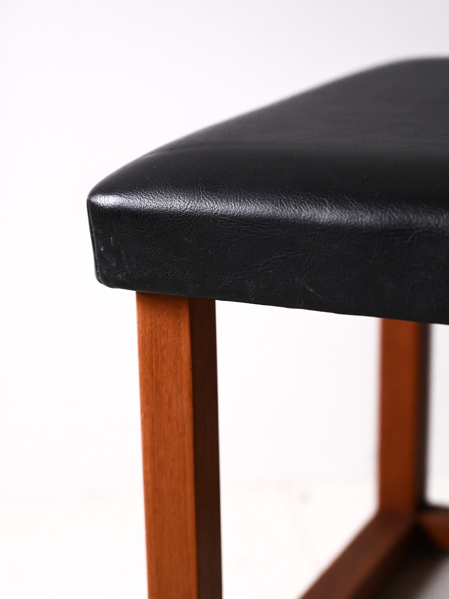 Sgabello scandinavo in teak anni '60 – Seduta in ecopelle 6