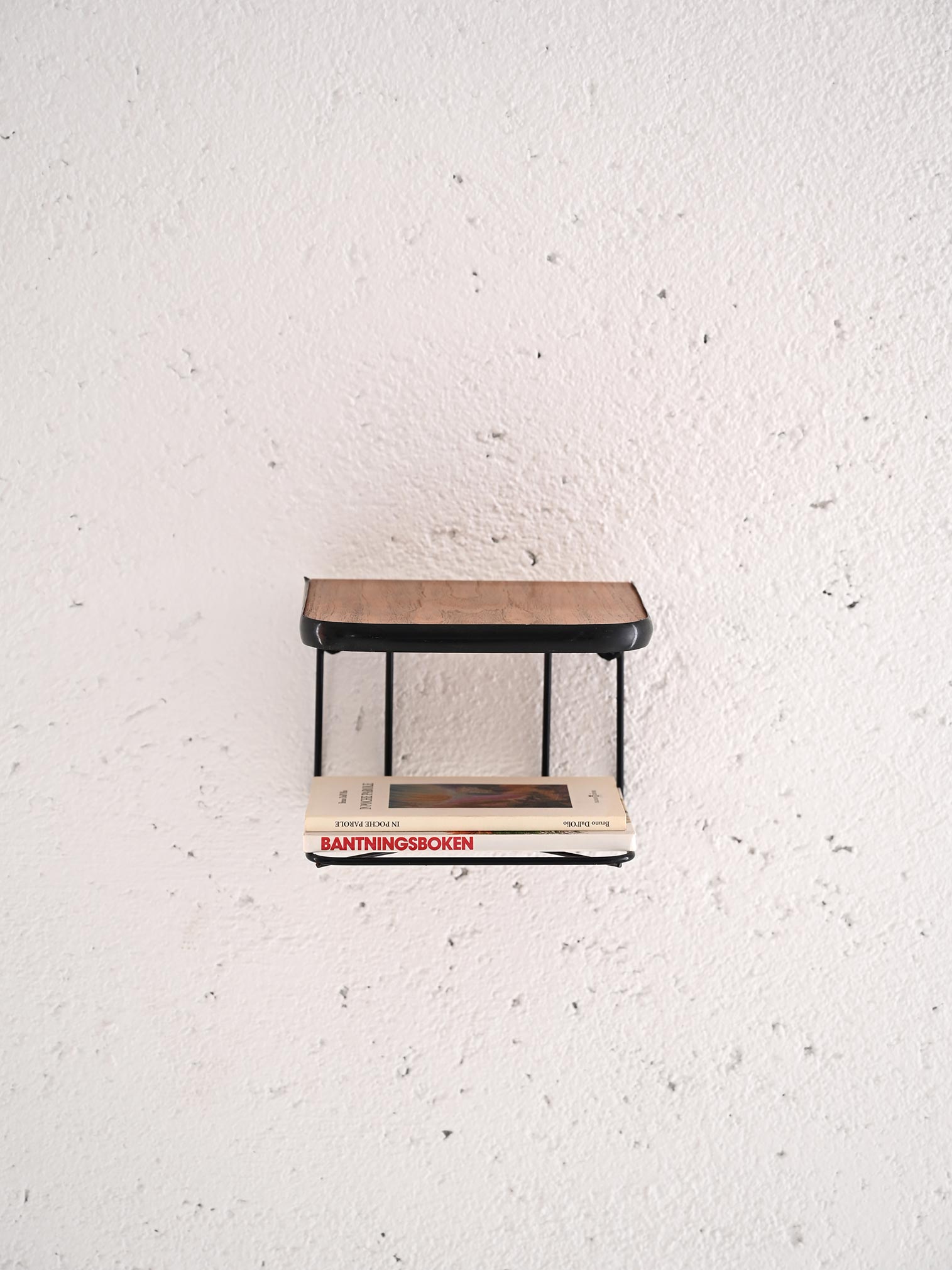 Comodino sospeso in teak e metallo 1