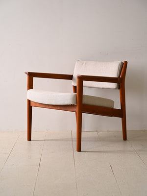 Poltrona imbottita con struttura in teak