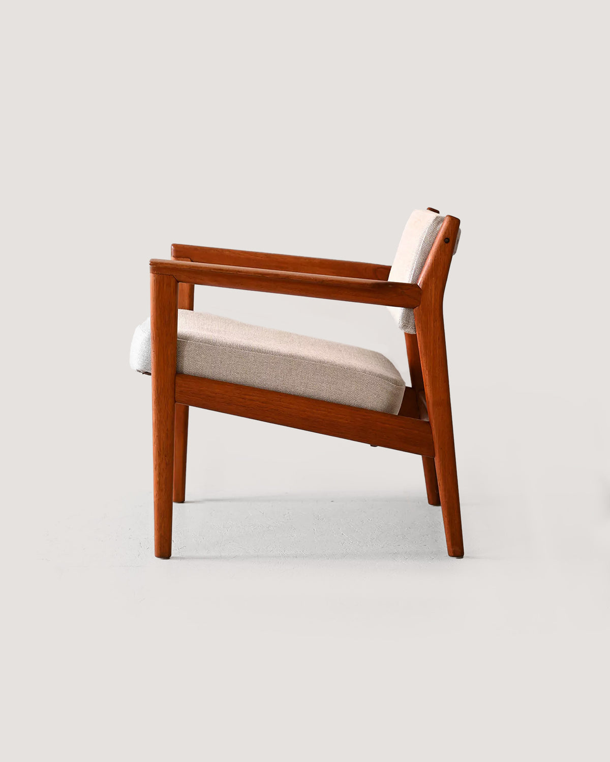Poltrona imbottita con struttura in teak