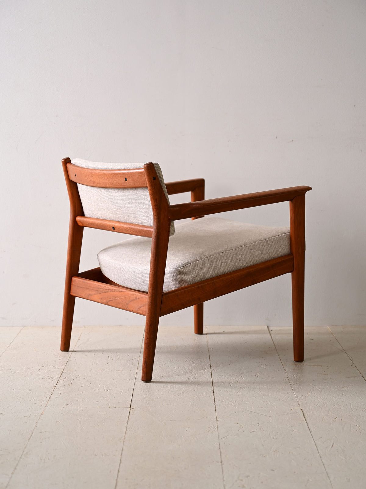Poltrona imbottita con struttura in teak 3