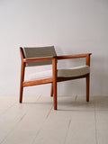 Poltrona imbottita con struttura in teak 4