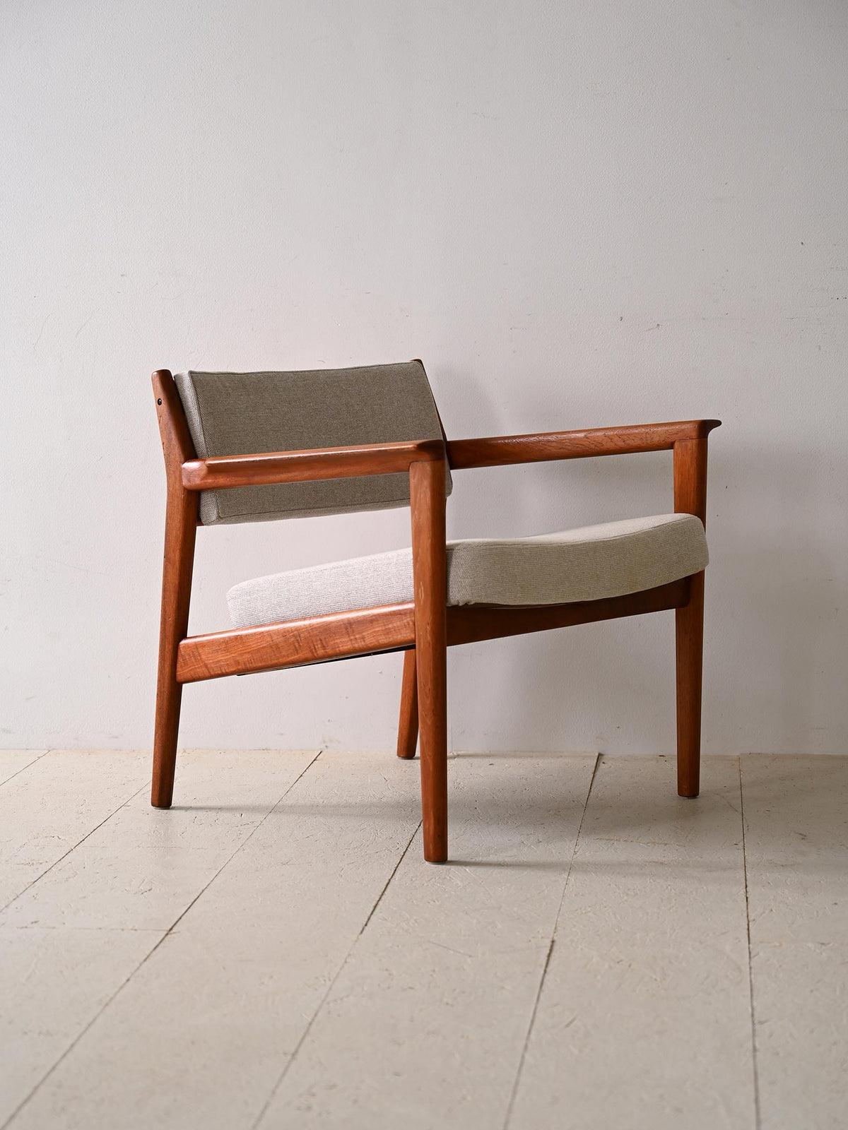 Poltrona imbottita con struttura in teak 4