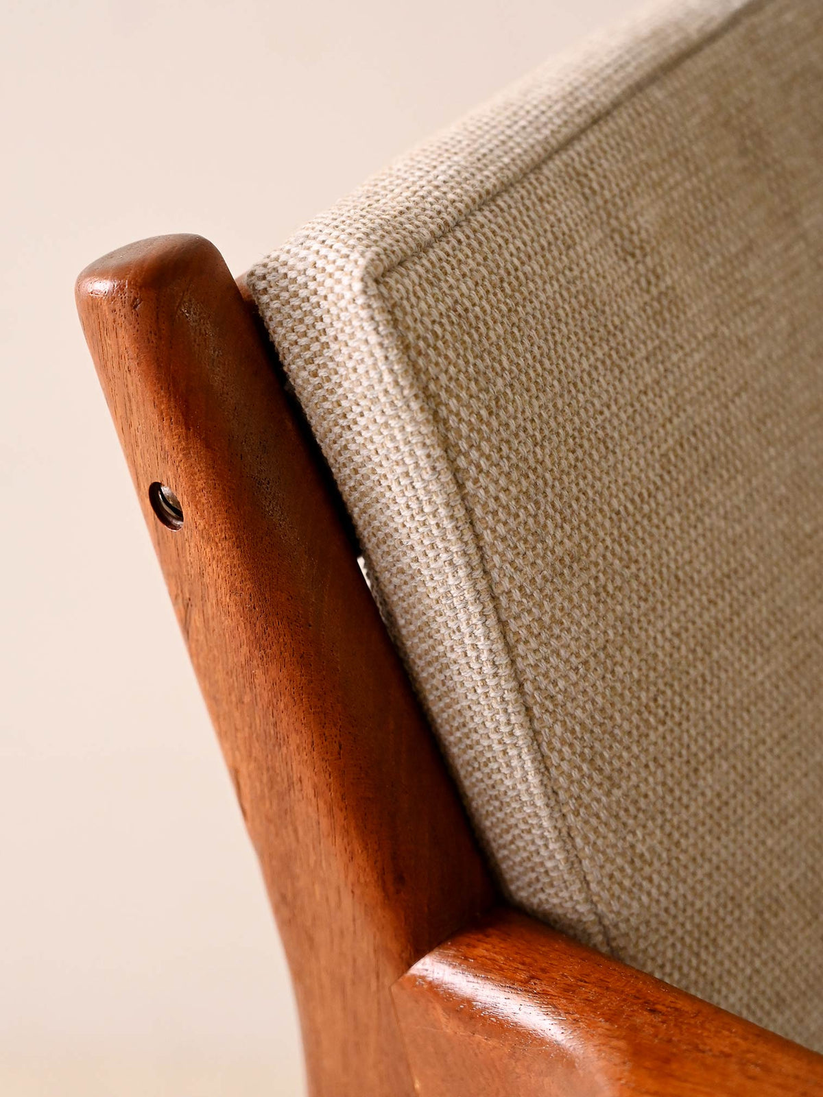 Poltrona imbottita con struttura in teak 5
