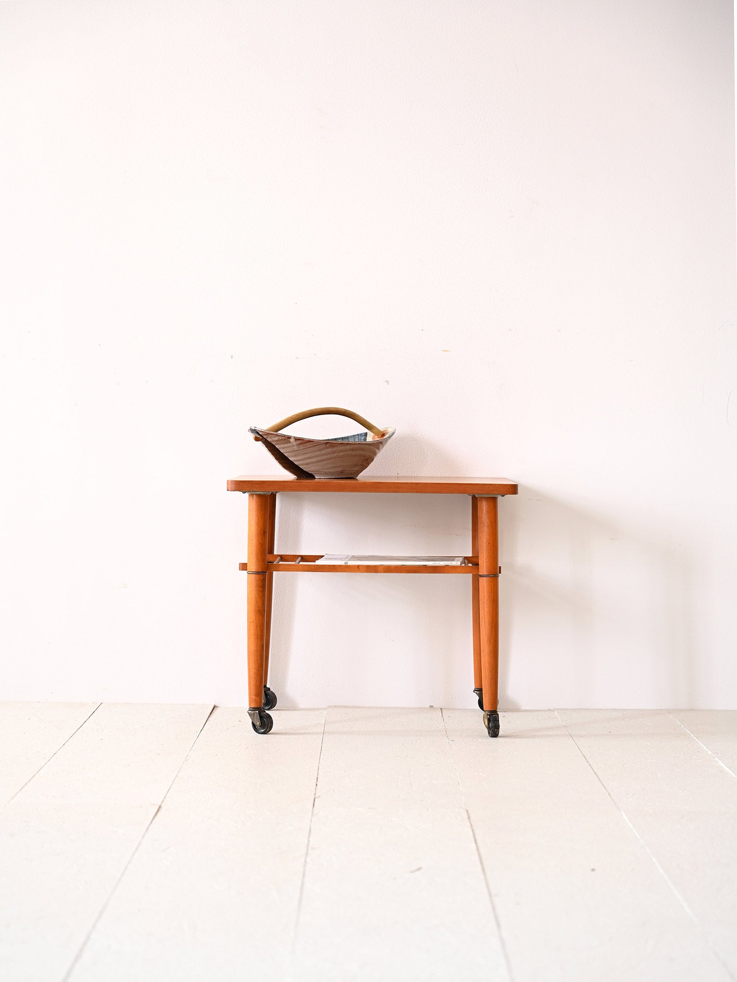 Tavolino in teak anni ‘60 con ruote