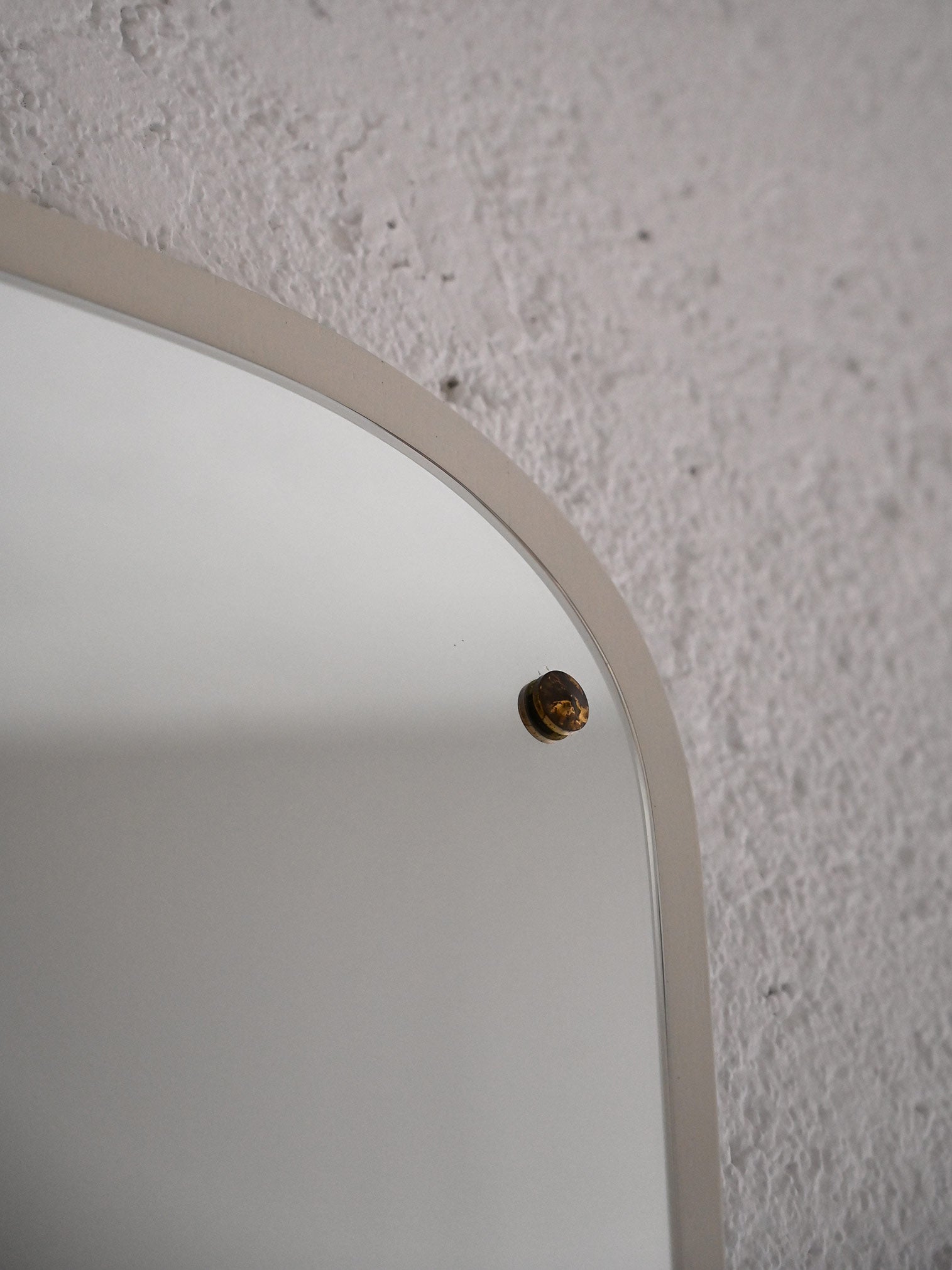 Specchio decò con cornice in legno dipinto di bianco e dettagli dorati 1