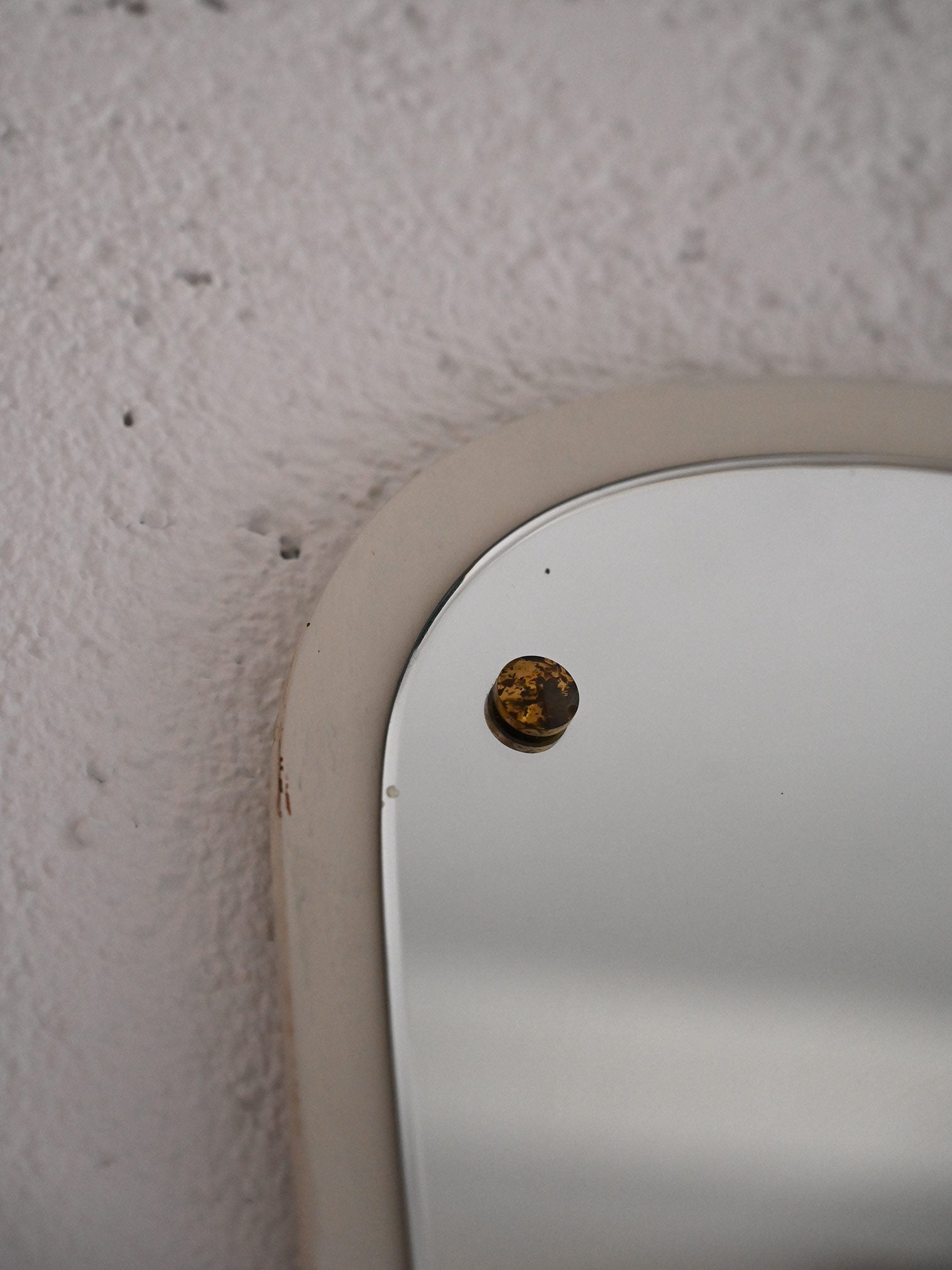 Specchio decò con cornice in legno dipinto di bianco e dettagli dorati 2
