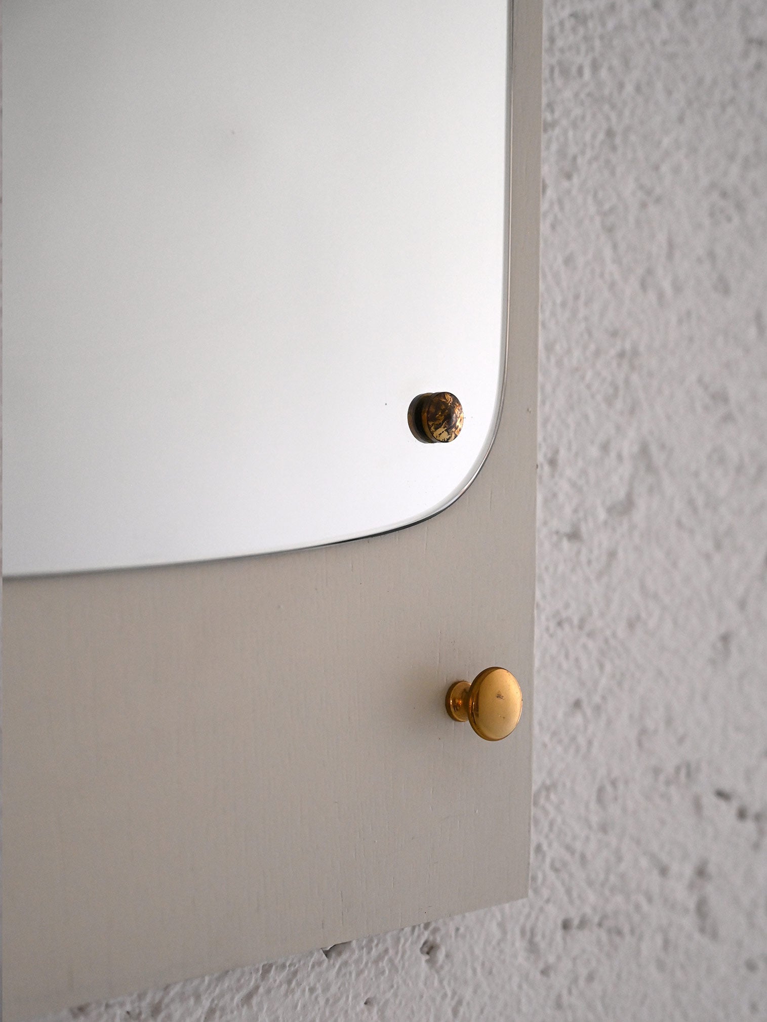 Specchio decò con cornice in legno dipinto di bianco e dettagli dorati 3