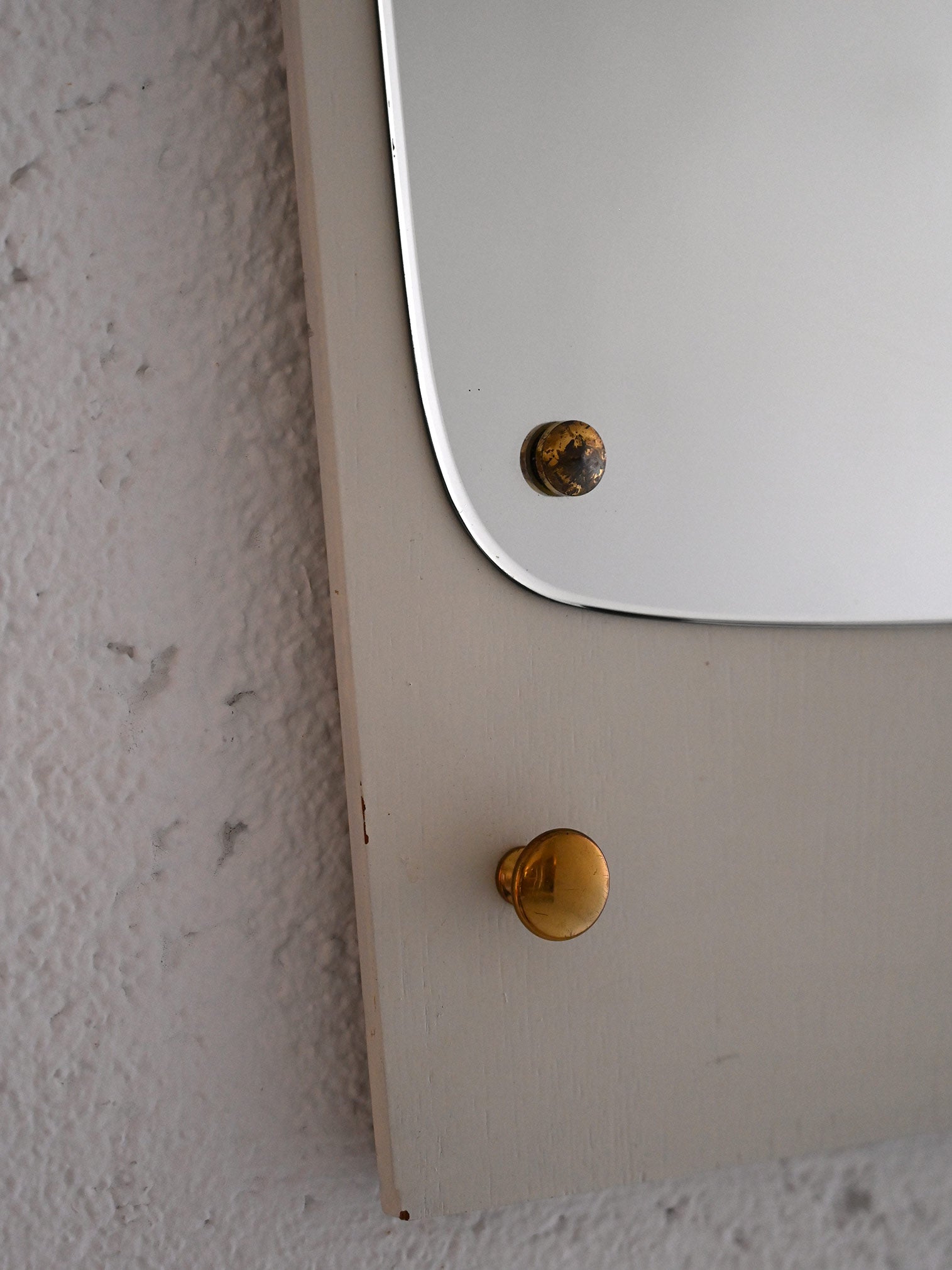 Specchio decò con cornice in legno dipinto di bianco e dettagli dorati 4