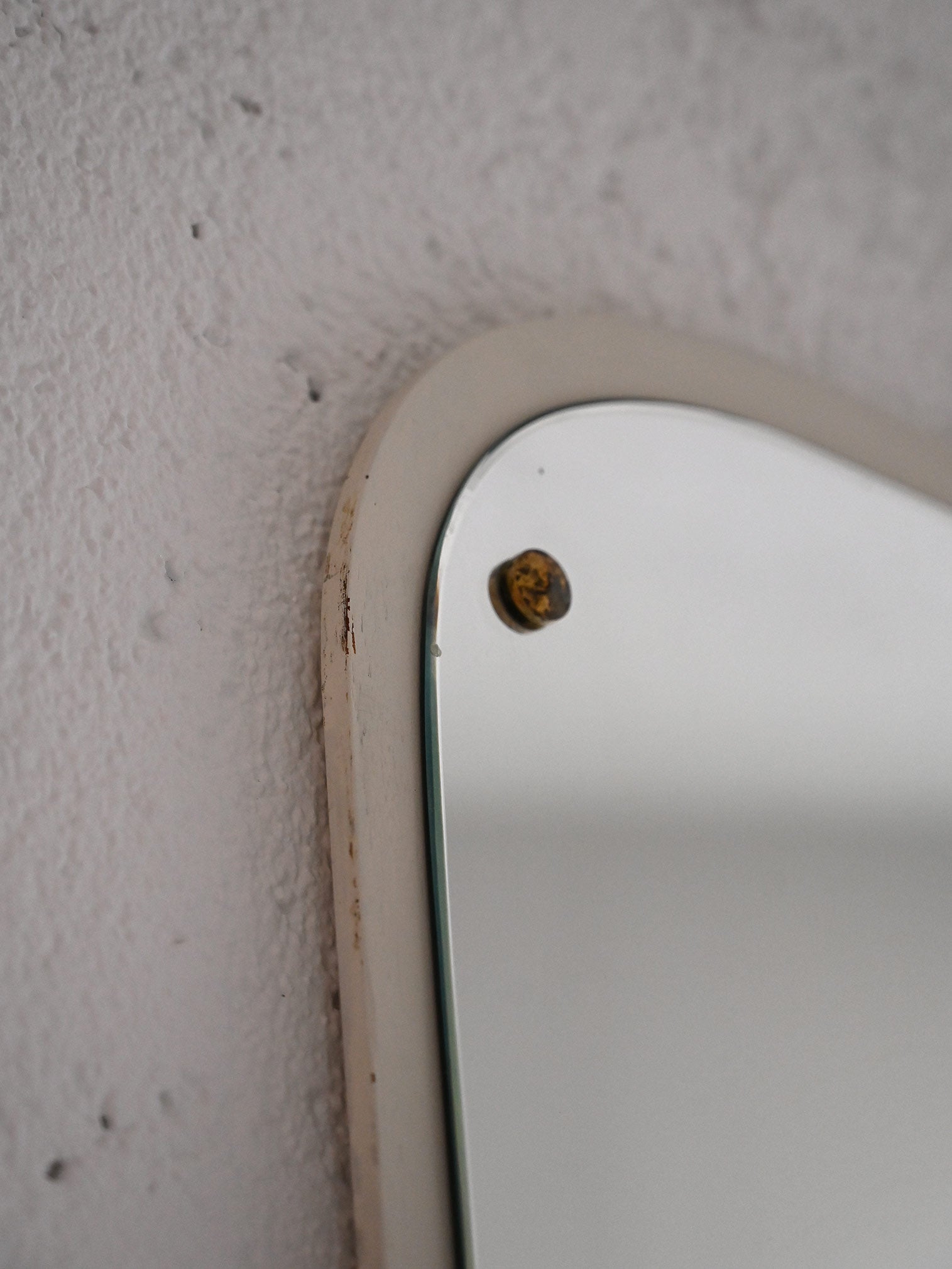 Specchio decò con cornice in legno dipinto di bianco e dettagli dorati 5