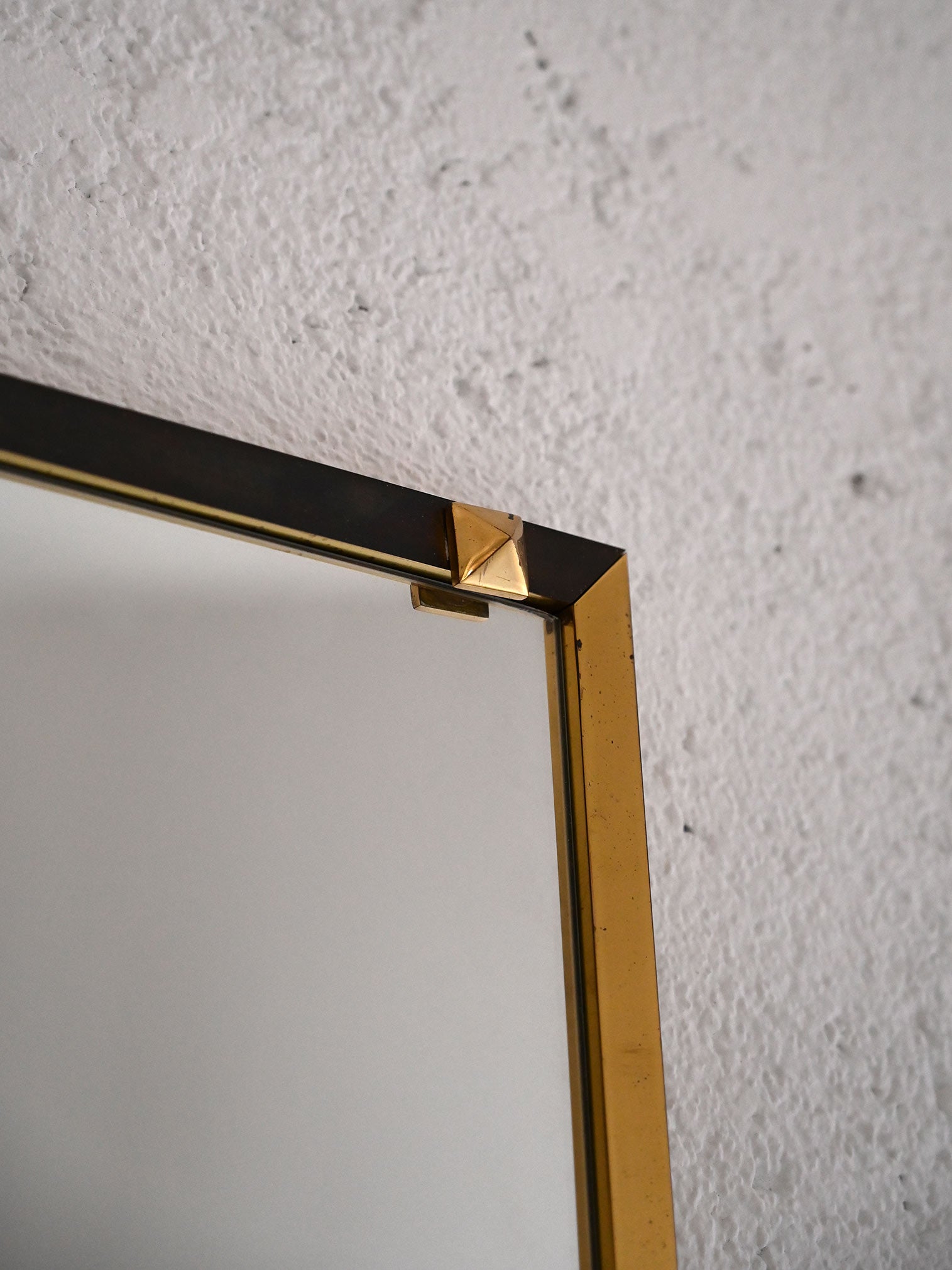 Specchio vintage rettangolare con cornice in metallo dorato e nero 1