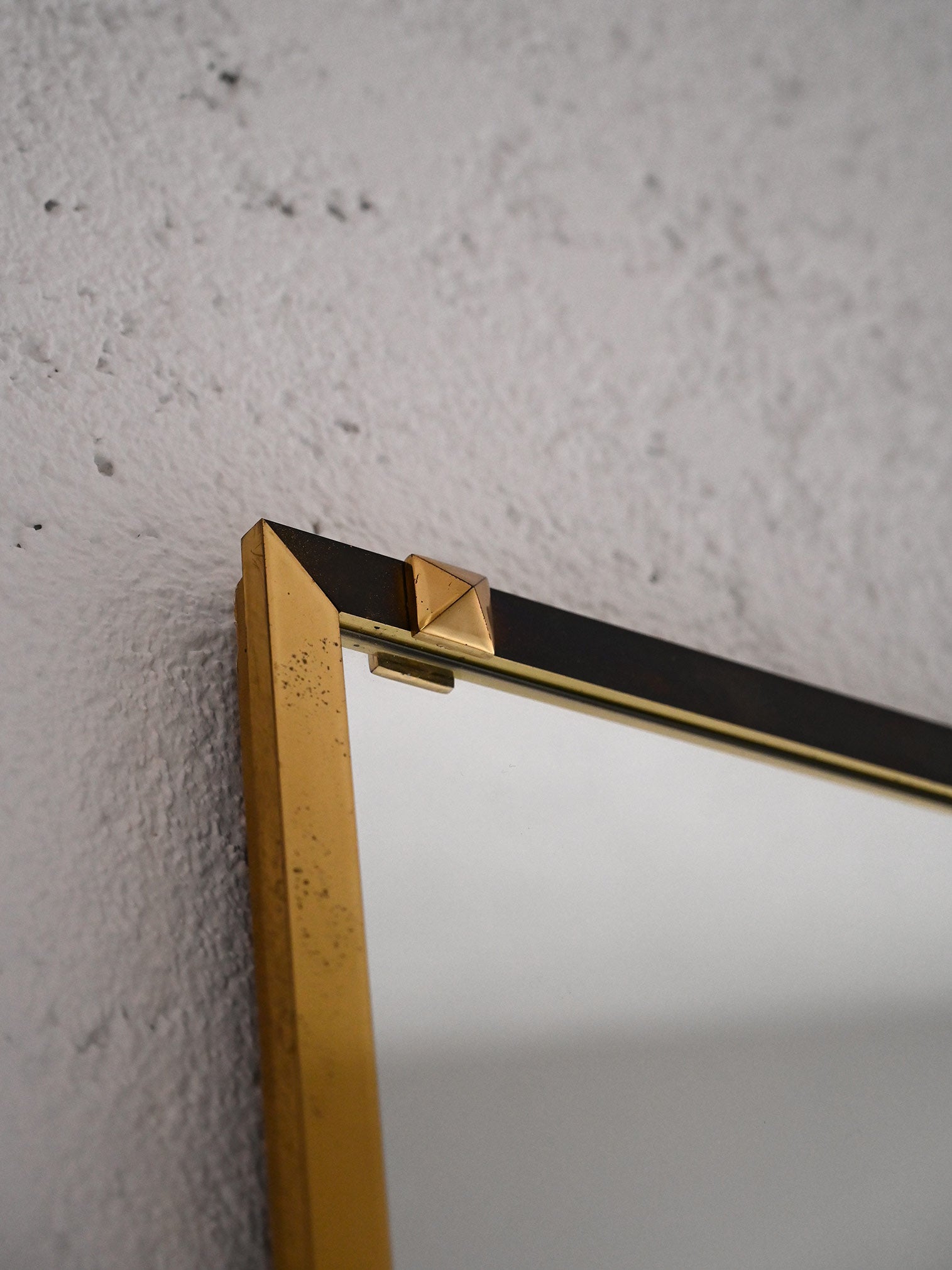 Specchio vintage rettangolare con cornice in metallo dorato e nero 2