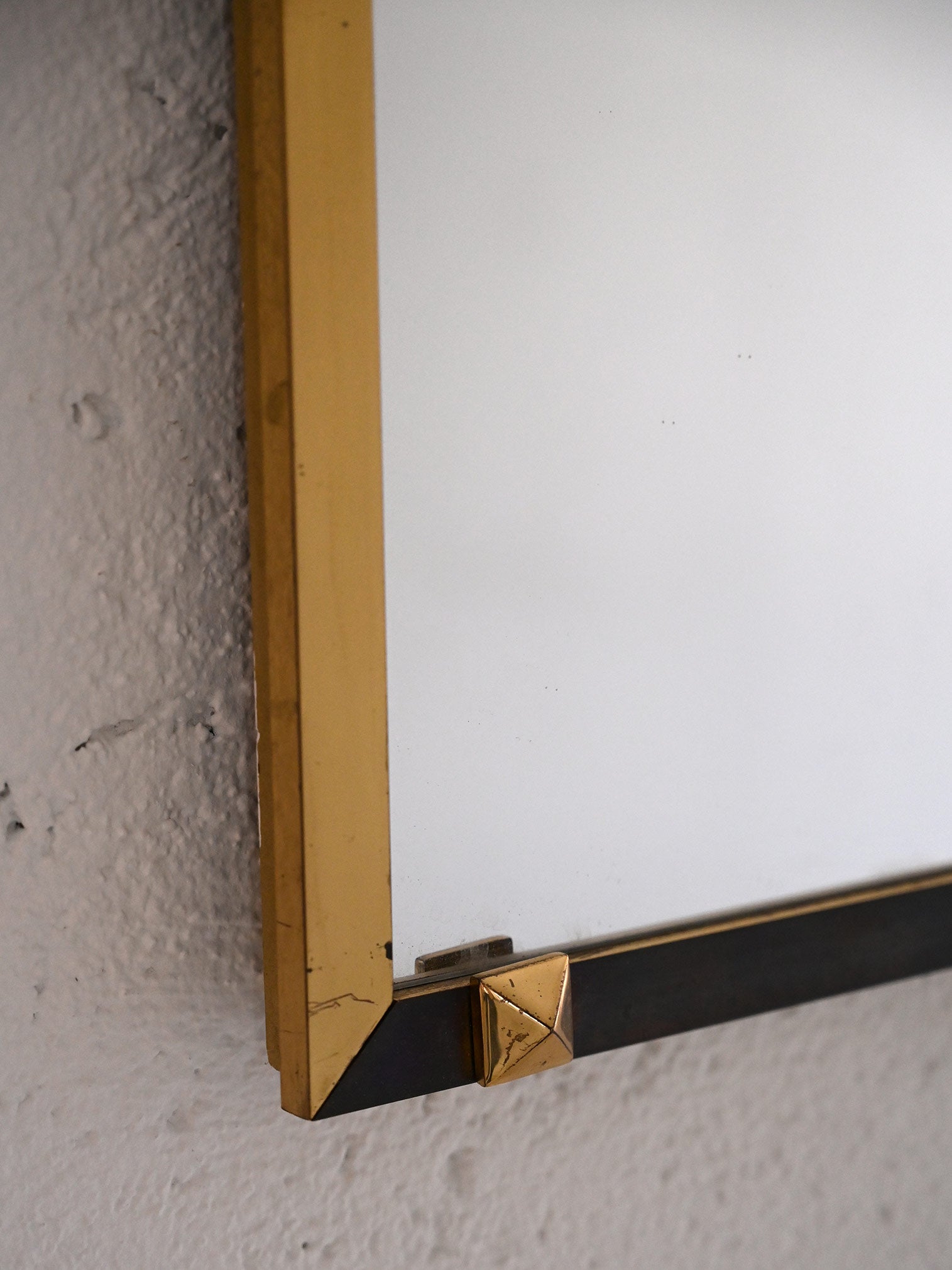 Specchio vintage rettangolare con cornice in metallo dorato e nero 3