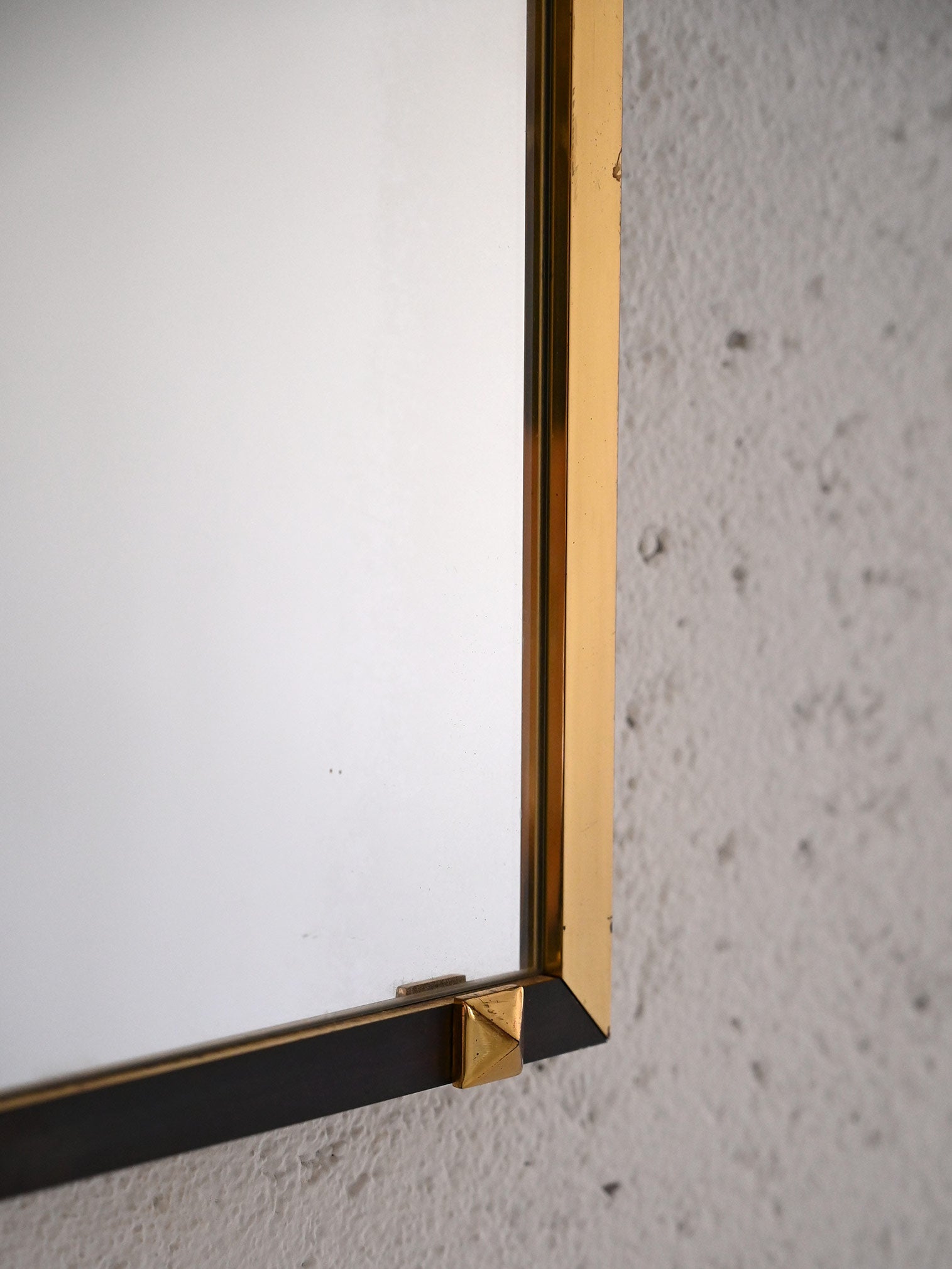 Specchio vintage rettangolare con cornice in metallo dorato e nero 4