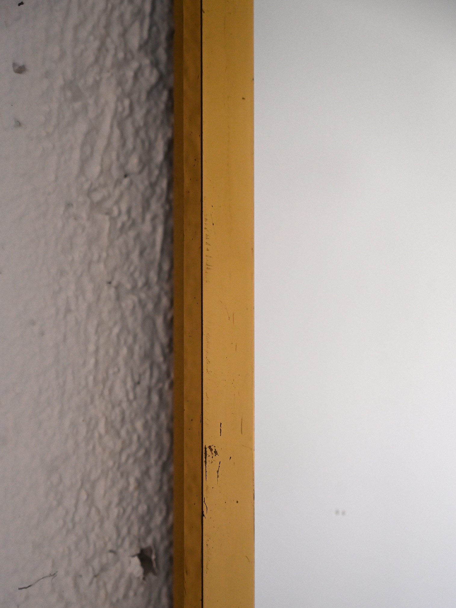 Specchio vintage rettangolare con cornice in metallo dorato e nero 5