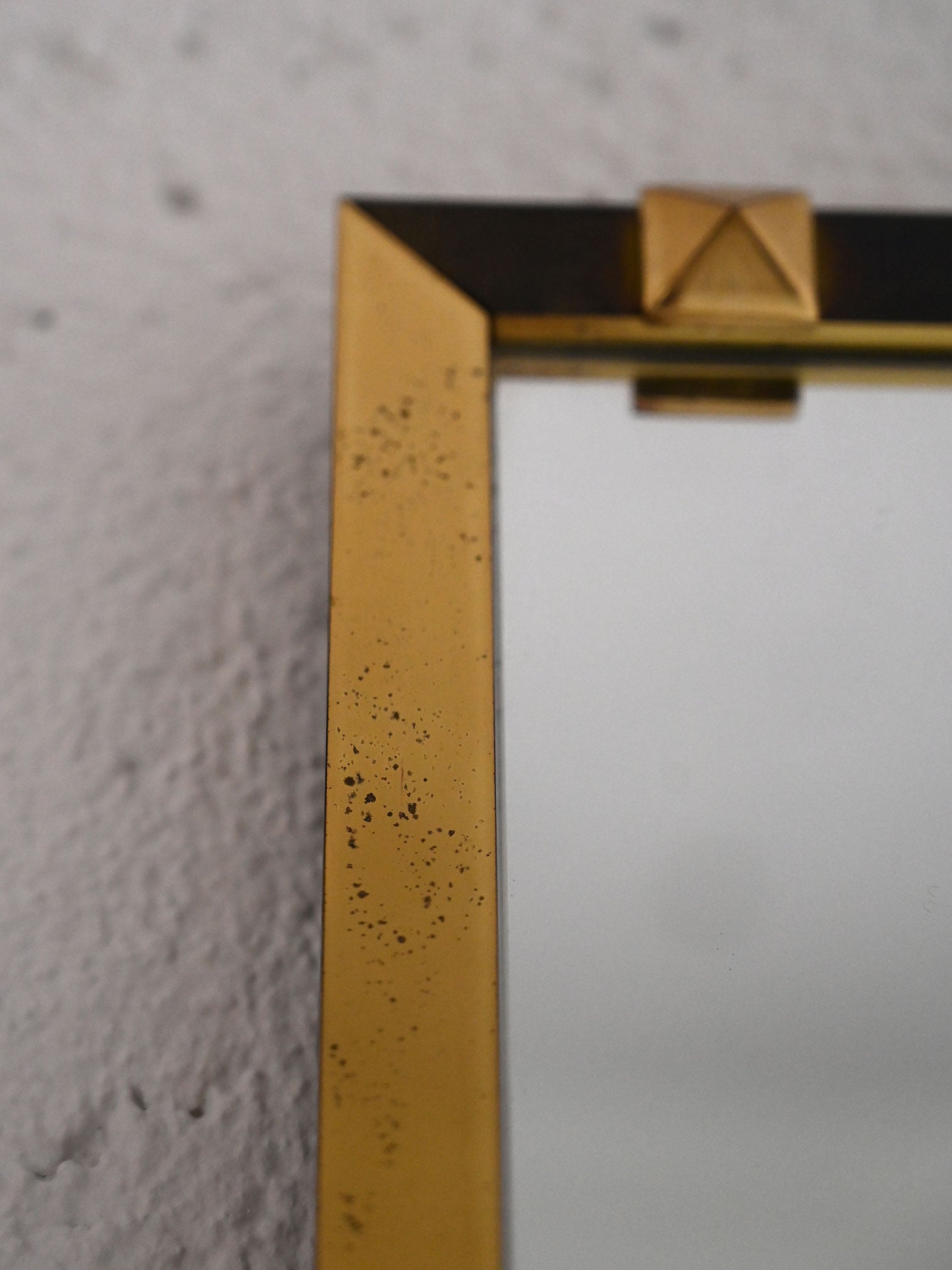 Specchio vintage rettangolare con cornice in metallo dorato e nero 7