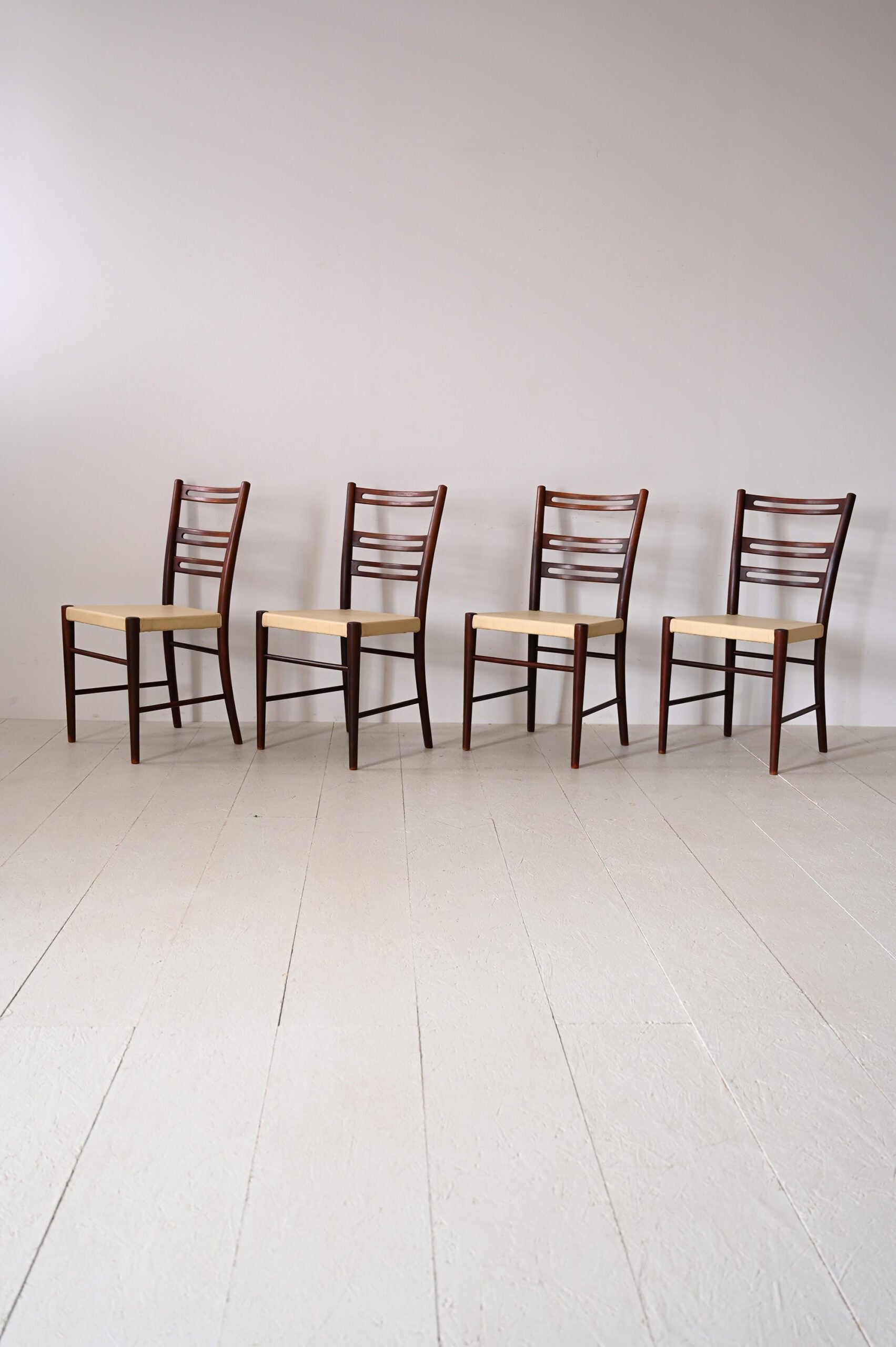 Set di 4 sedie scandinave in legno 1