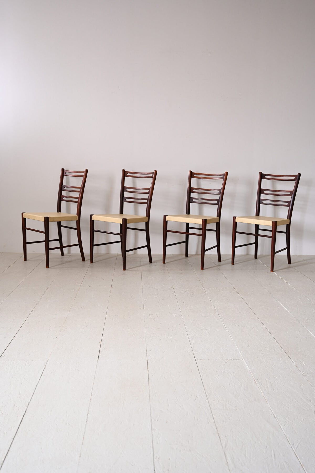 Set di 4 sedie scandinave in legno 1