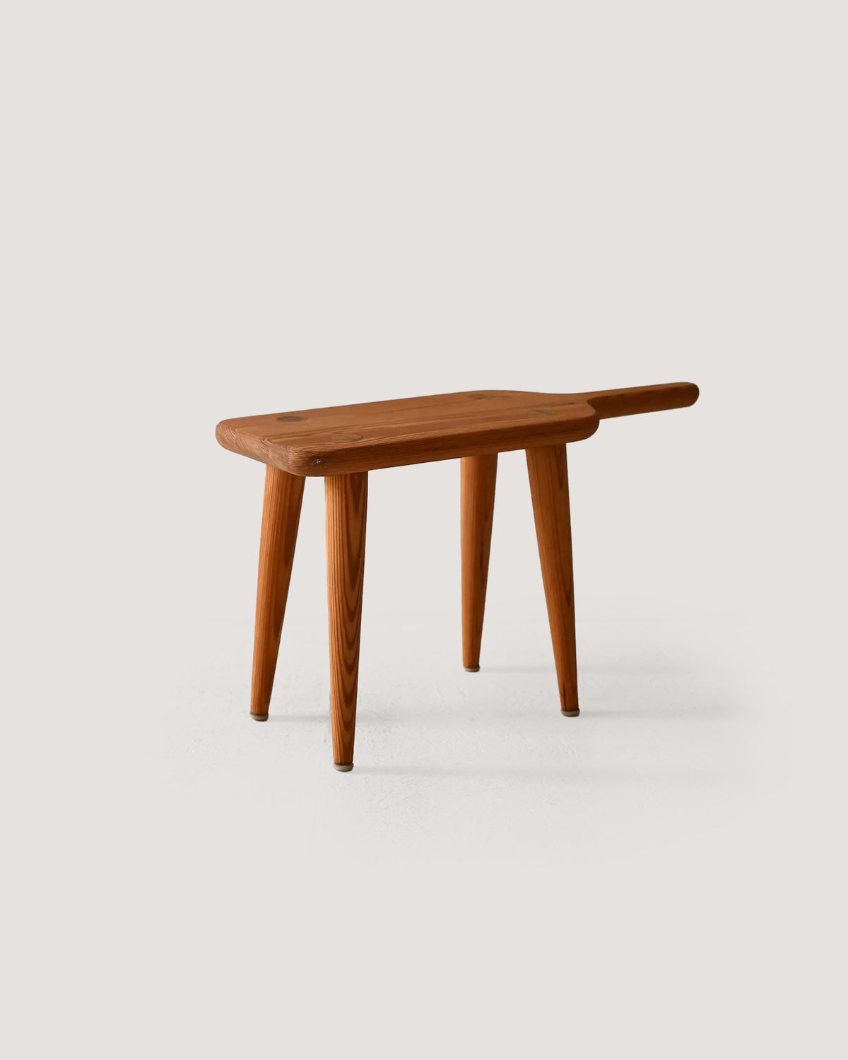 Sgabellino scandinavo anni ’50 in larice