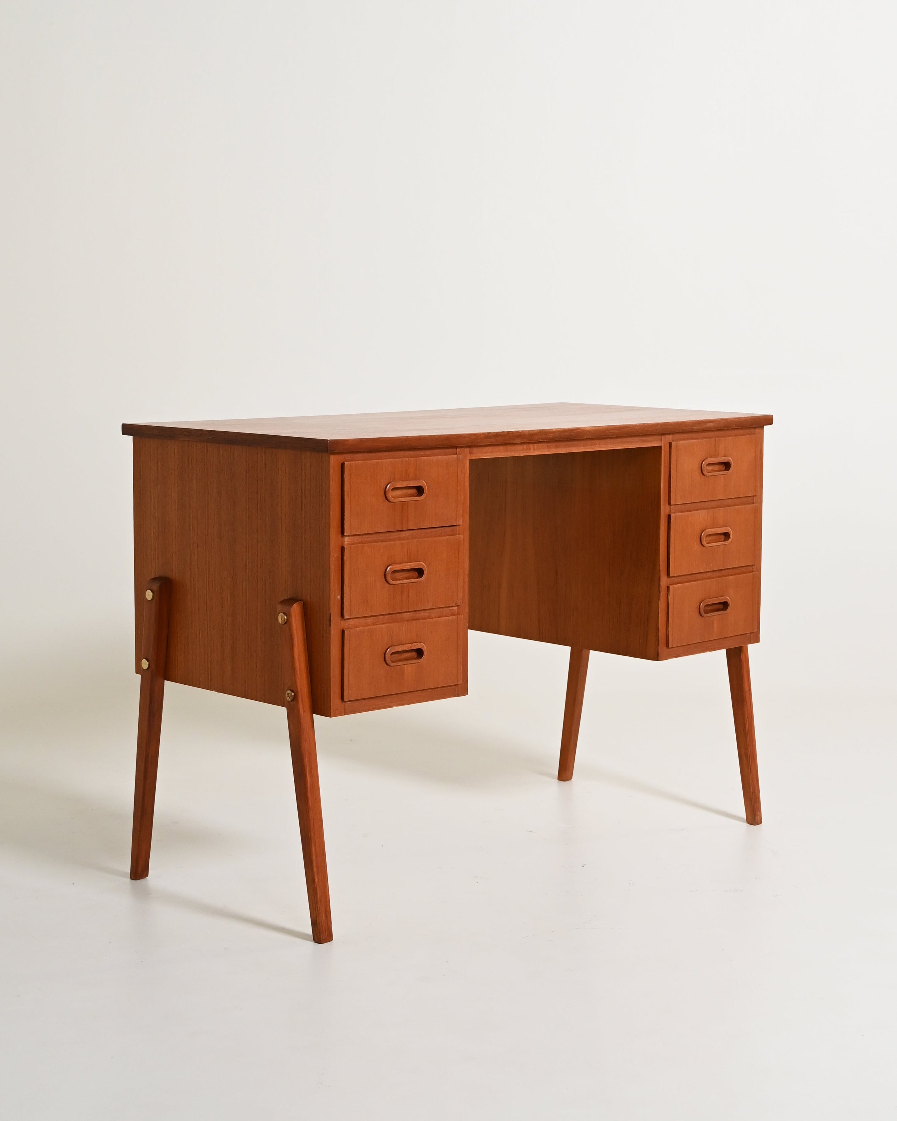 Scrivania scandinava in teak con sei cassetti, anni '60