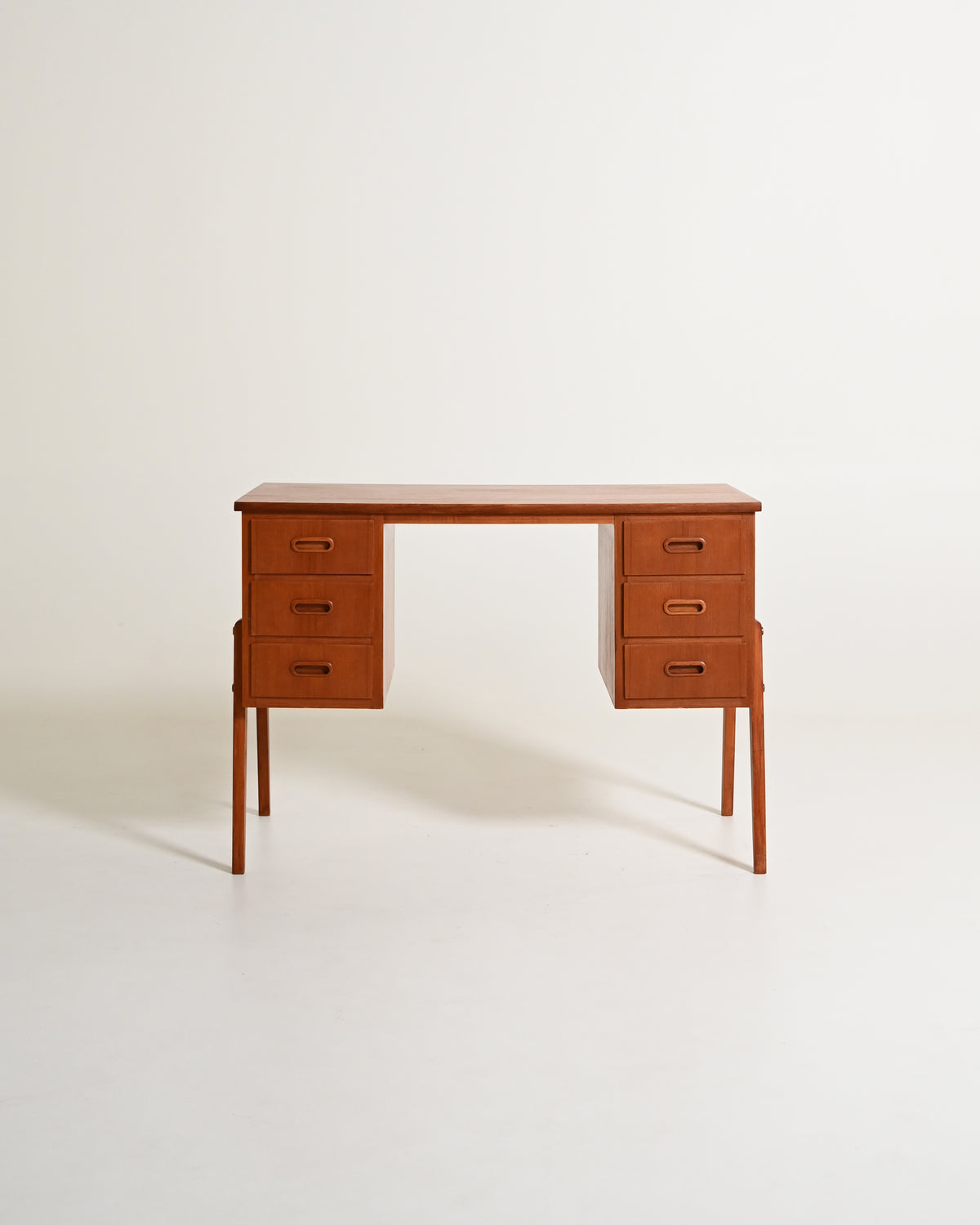 Scrivania scandinava in teak con sei cassetti, anni '60