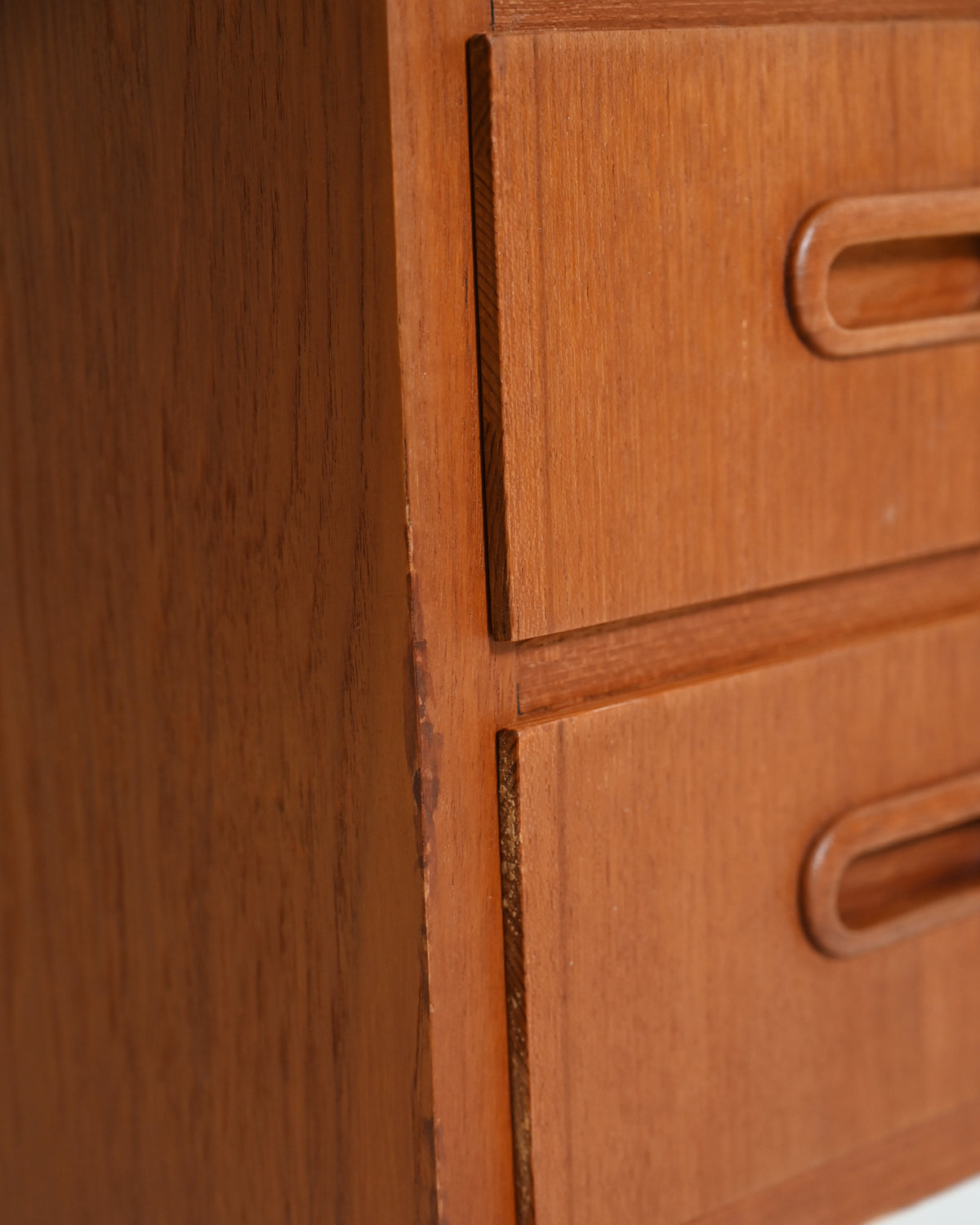 Scrivania scandinava in teak con sei cassetti, anni '60