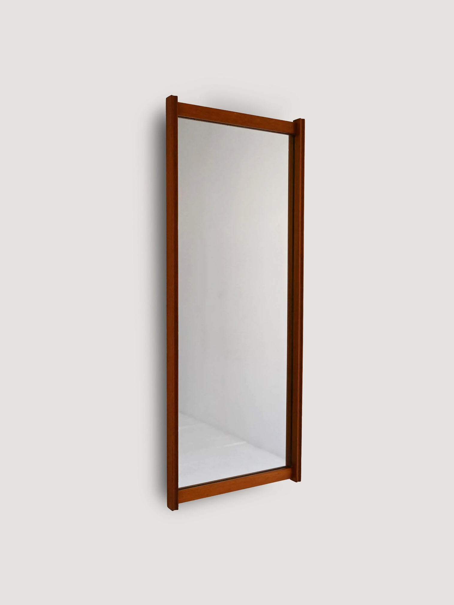 Specchio scandinavo vintage in teak scanalato