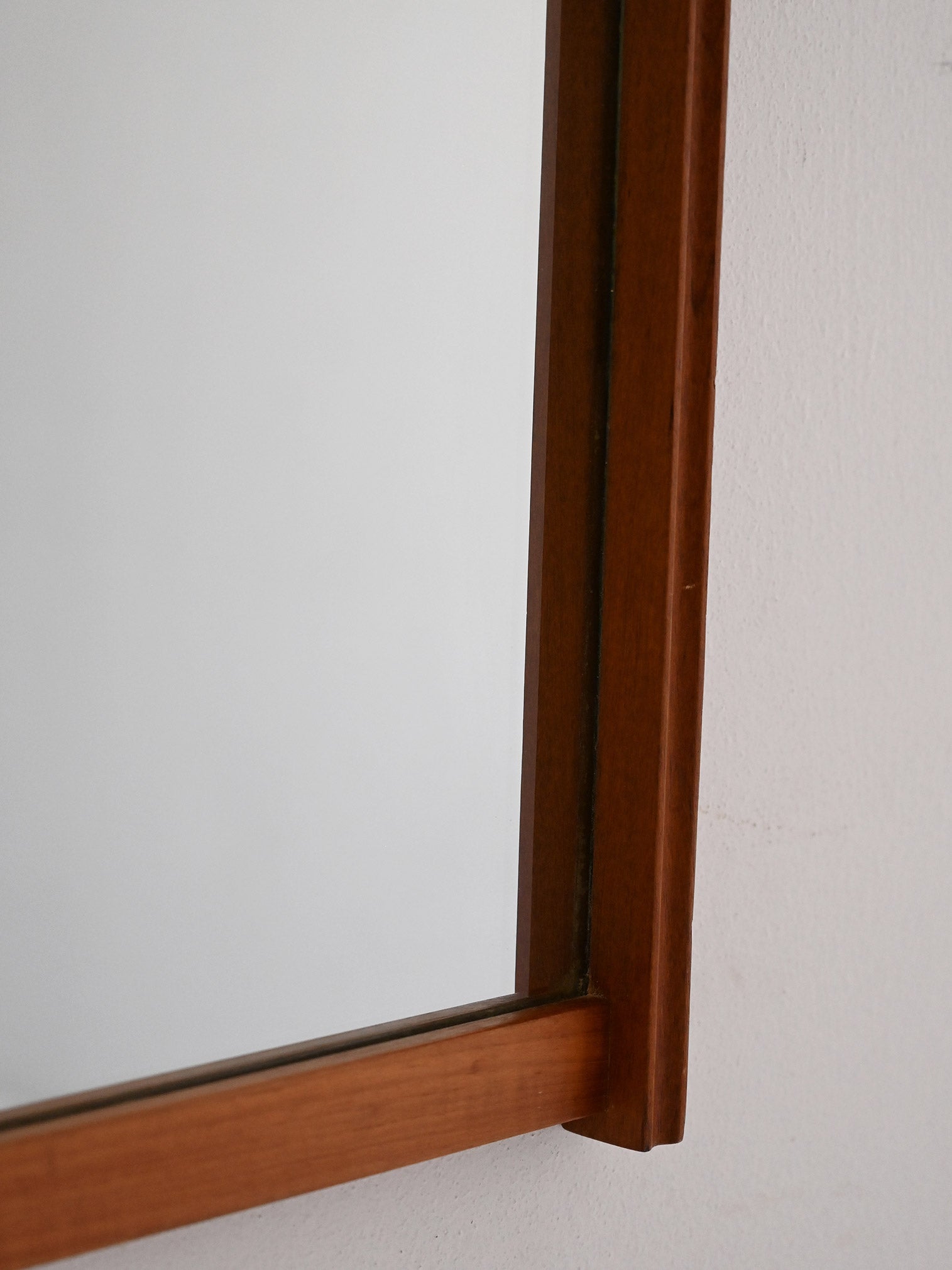 Specchio scandinavo vintage in teak scanalato 1