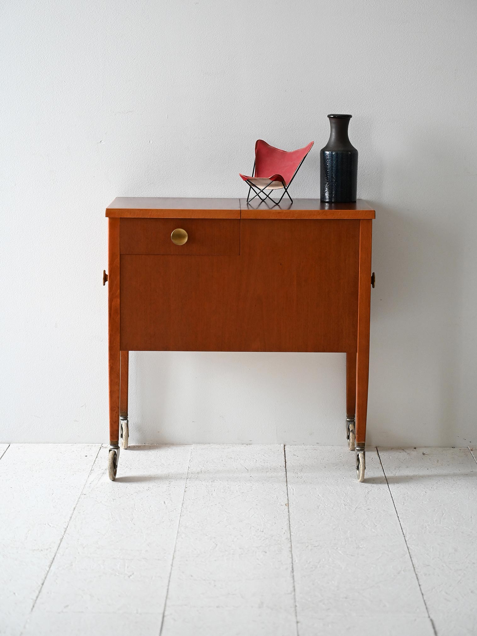 Carrello contenitore vintage scandinavo in mogano
