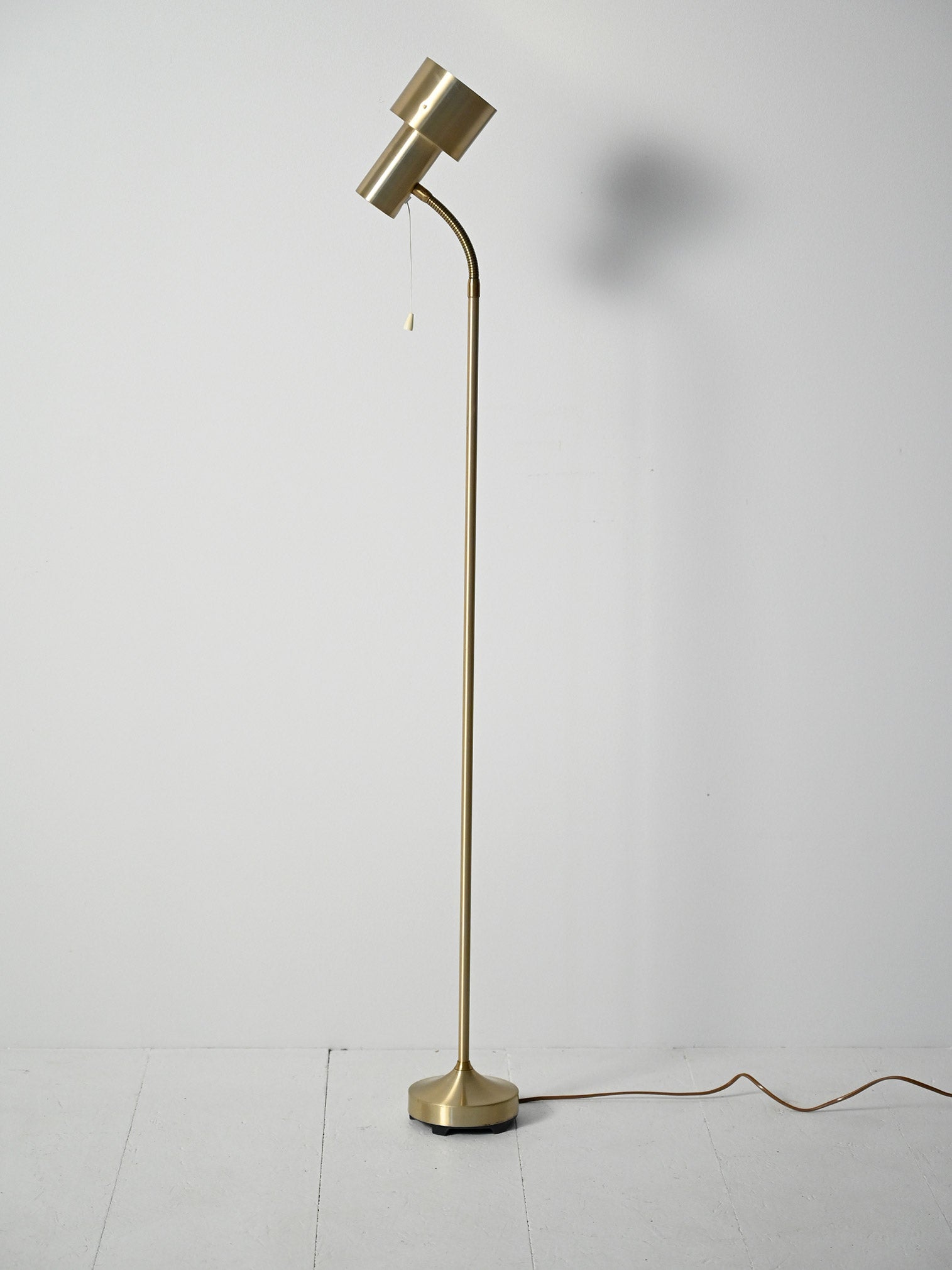 Lampada da terra scandinava dorata anni 60 1