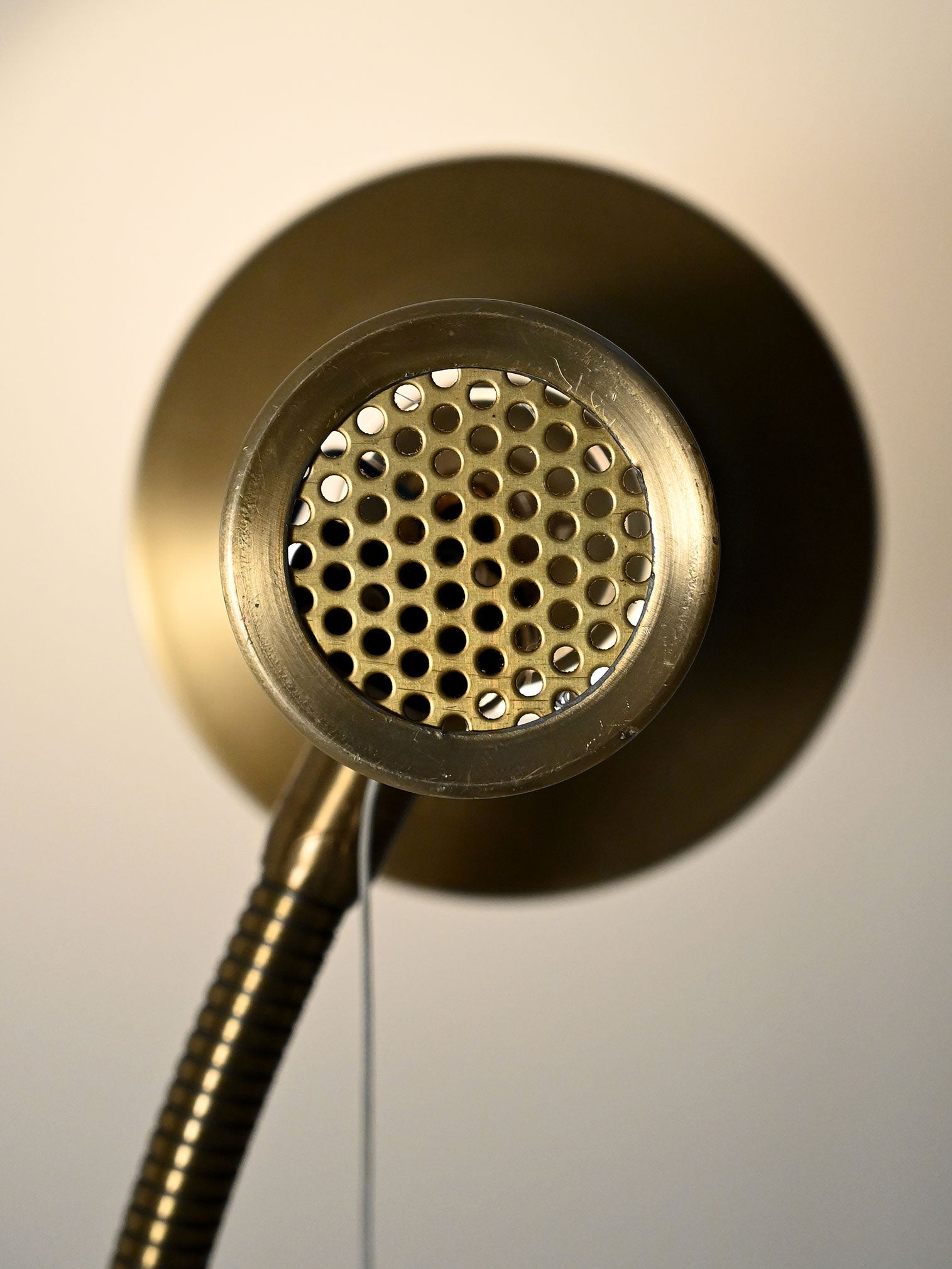 Lampada da terra scandinava dorata anni 60 4