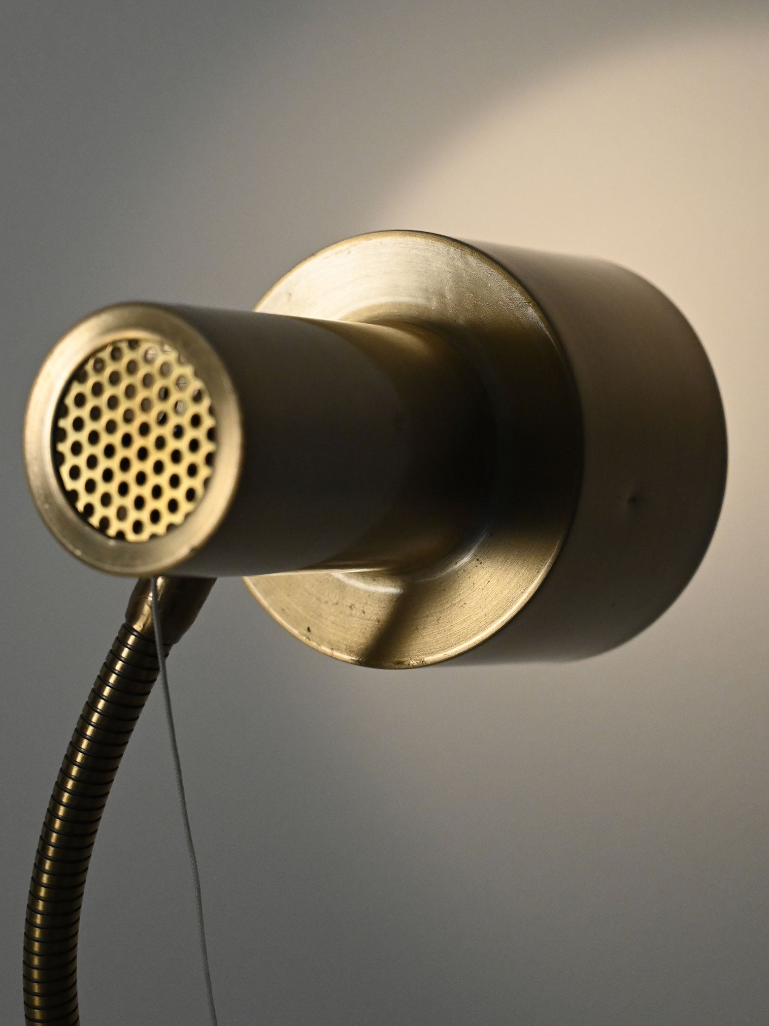 Lampada da terra scandinava dorata anni 60 5