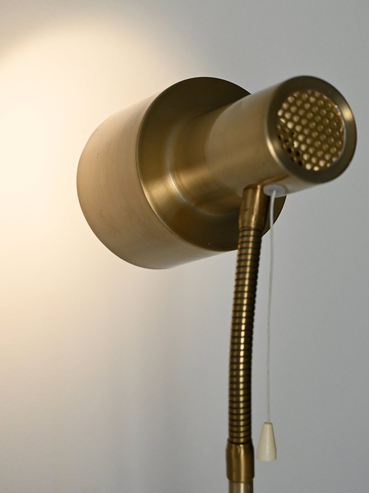 Lampada da terra scandinava dorata anni 60 6