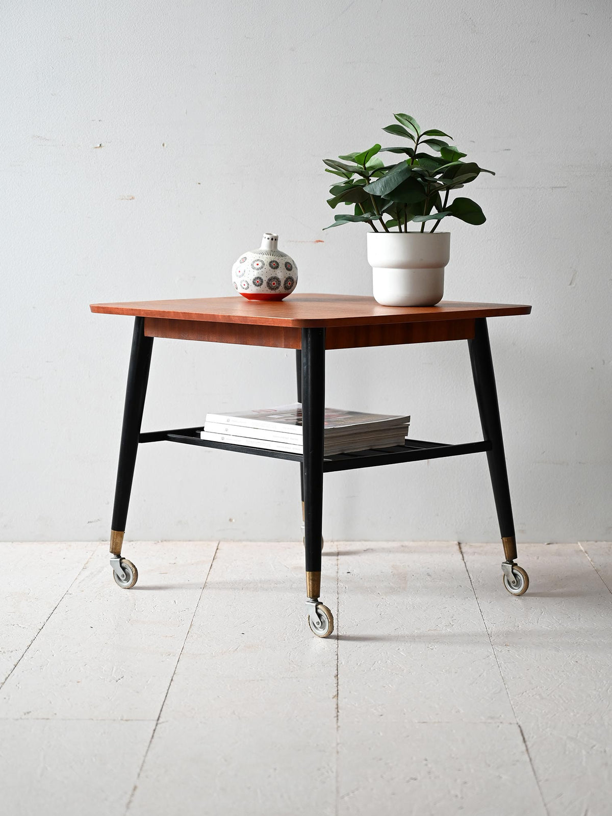 Coffee table scandinavo vintage in teak con rotelle