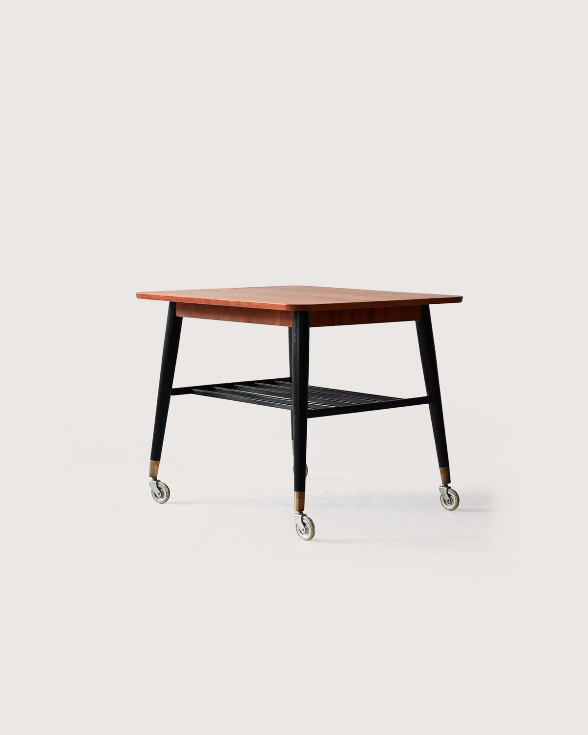 Coffee table scandinavo vintage in teak con rotelle