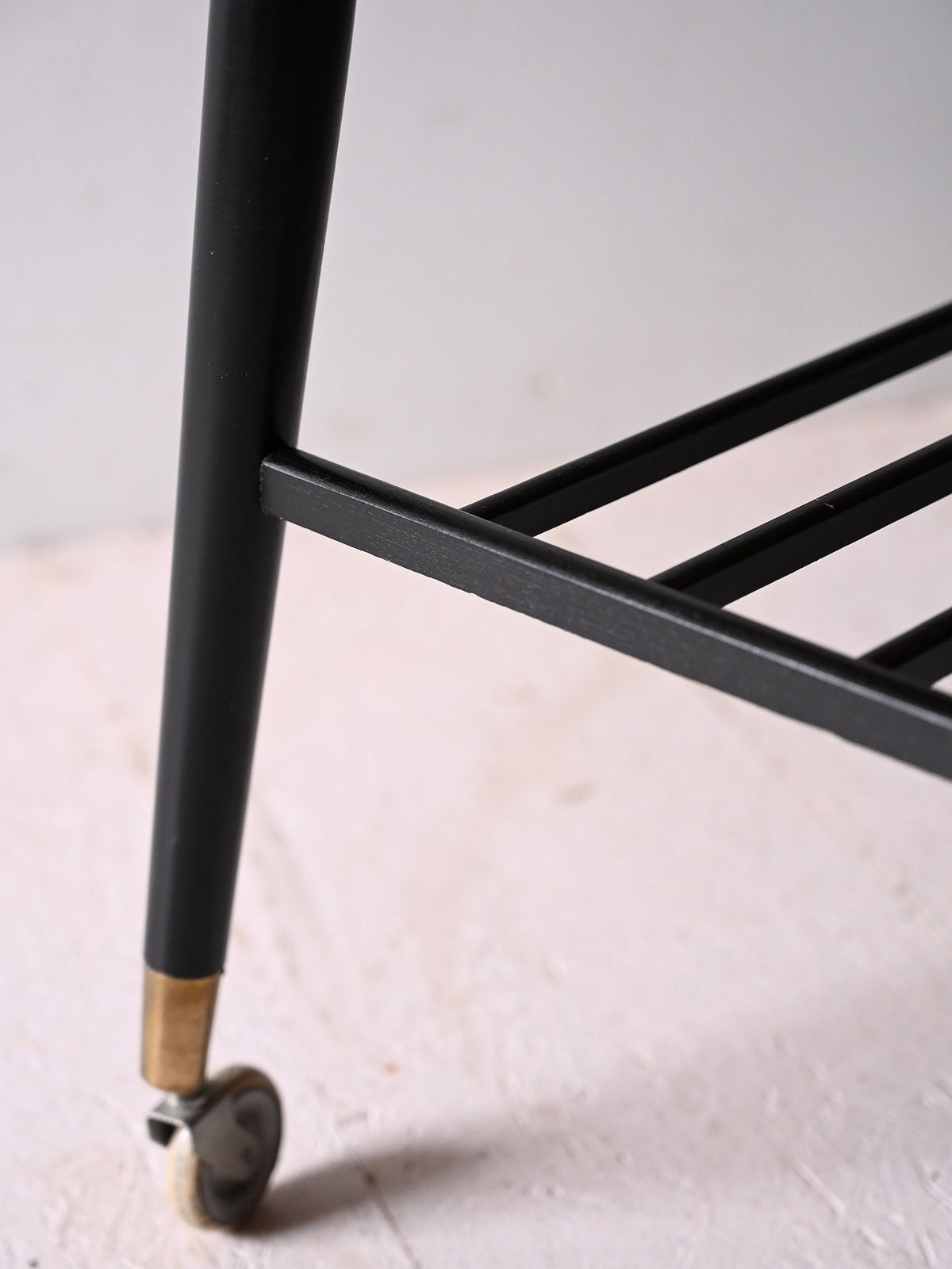 Coffee table scandinavo vintage in teak con rotelle 5