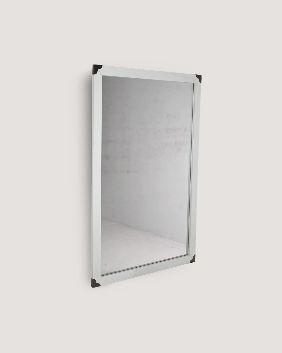 Specchio Scandinavo Vintage Anni '50 Laccato Bianco con Angoli in Ottone