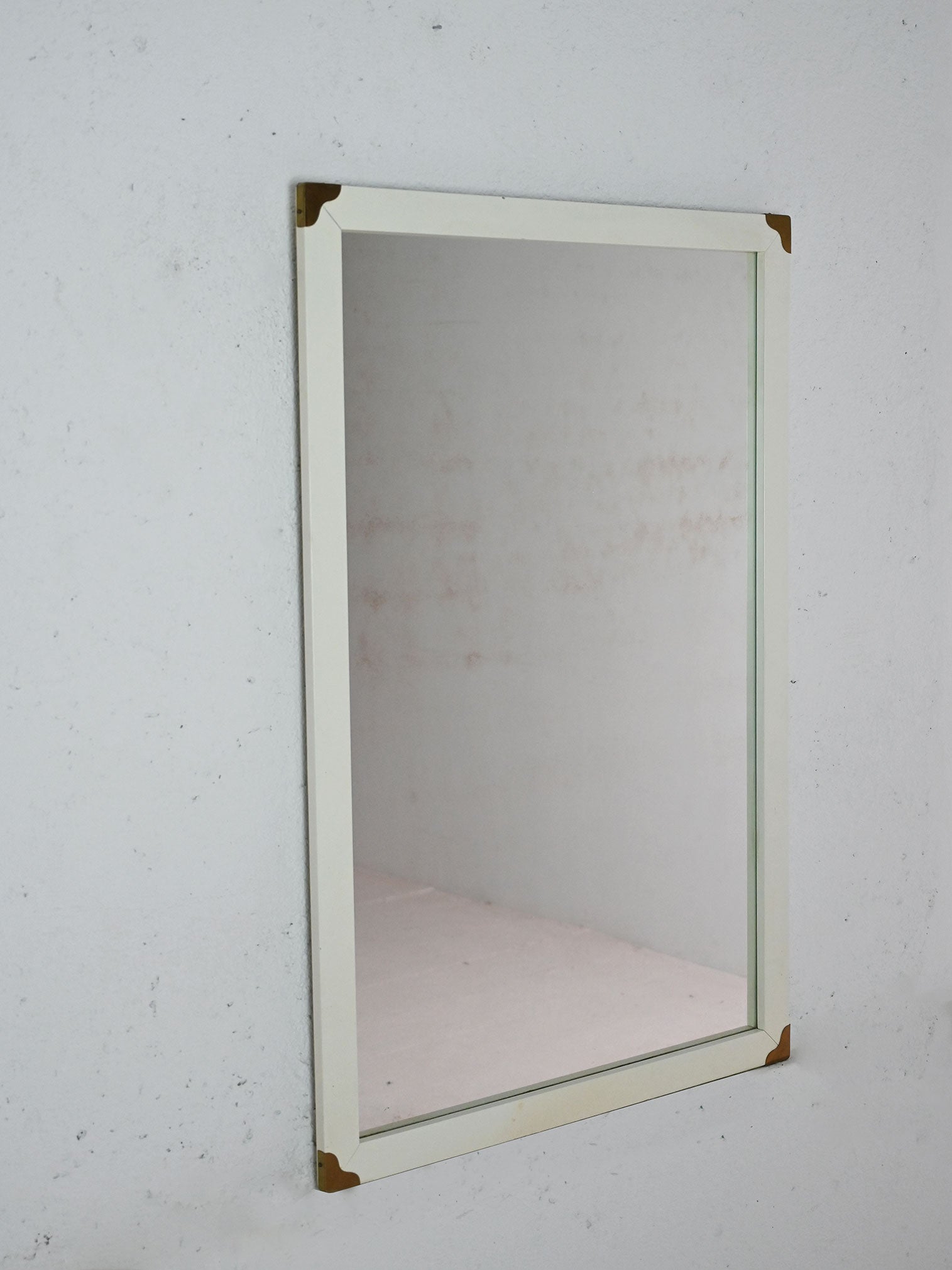 Specchio Scandinavo Vintage Anni '50 Laccato Bianco con Angoli in Ottone 1