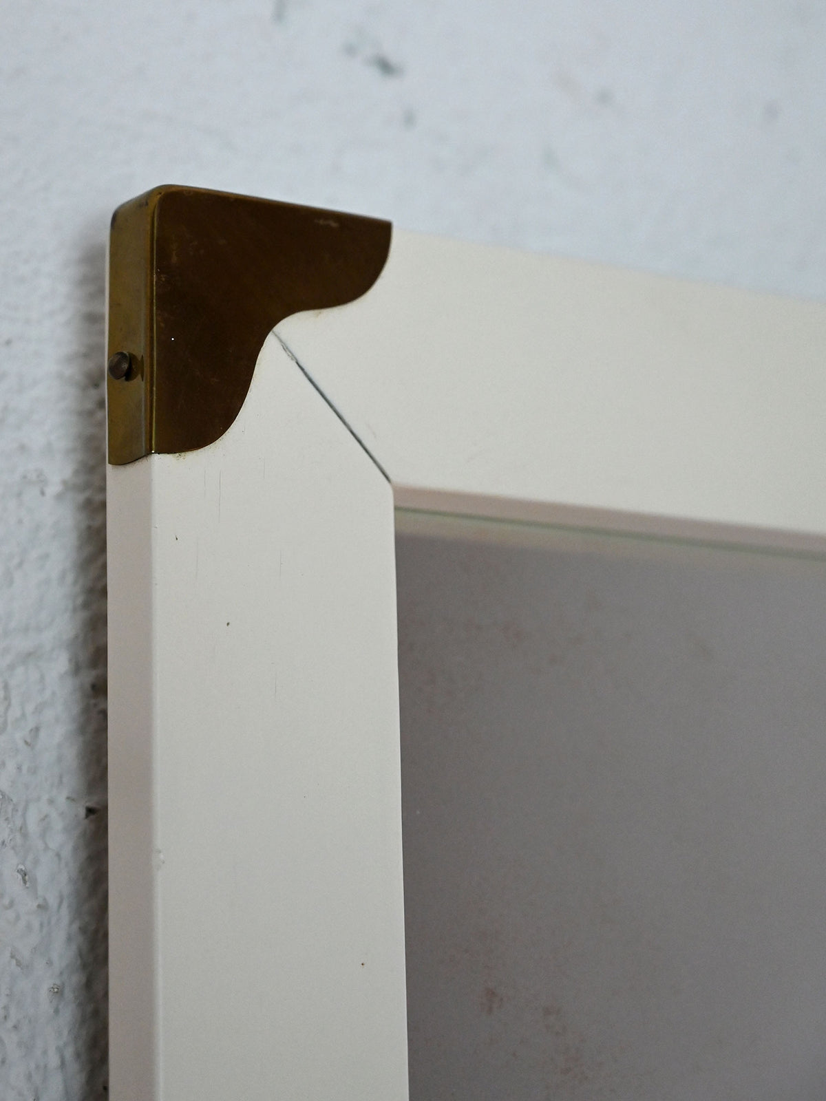 Specchio Scandinavo Vintage Anni '50 Laccato Bianco con Angoli in Ottone 6