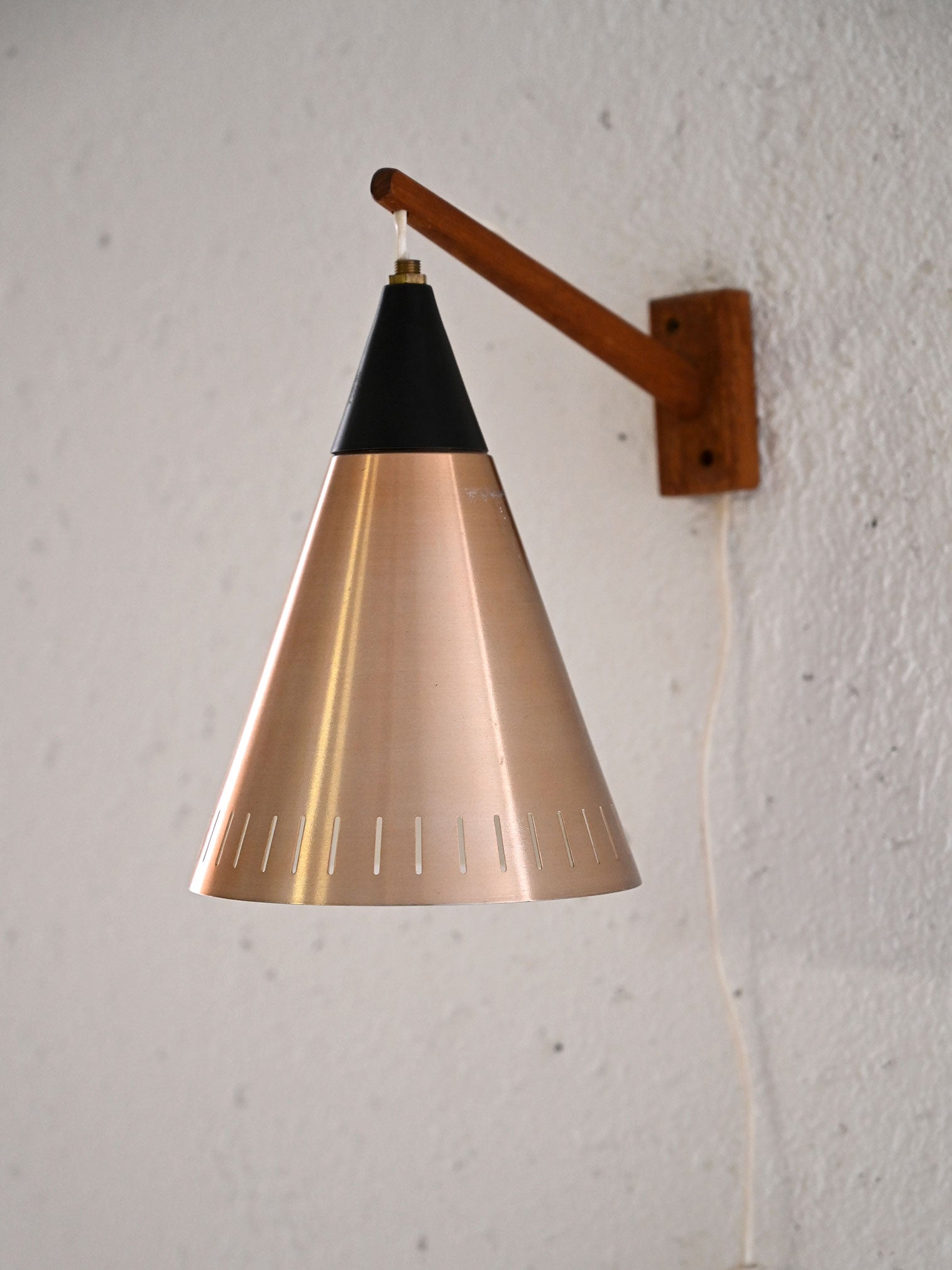 Lampada scandinava con braccio in teak 2
