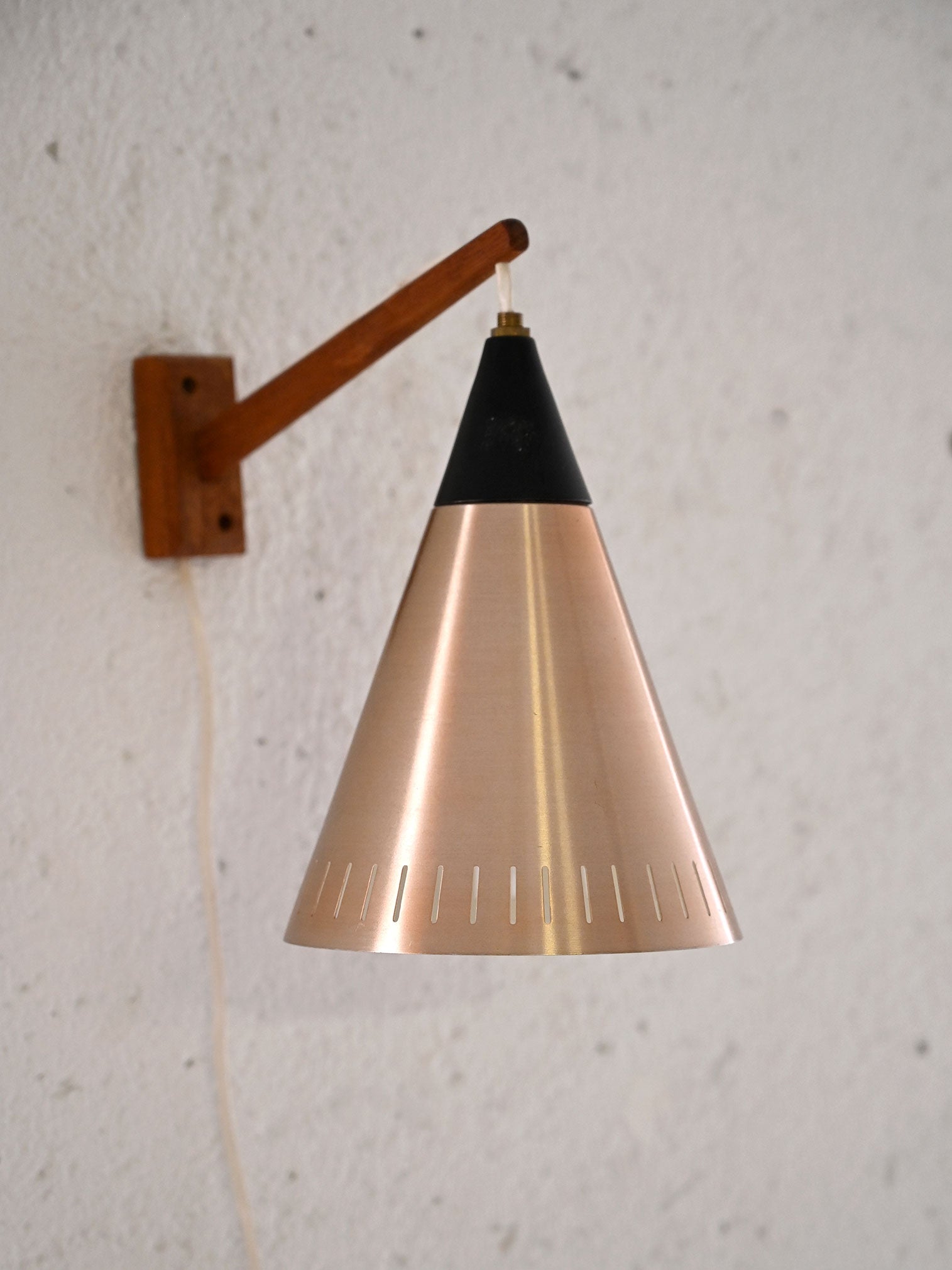 Lampada scandinava con braccio in teak 3