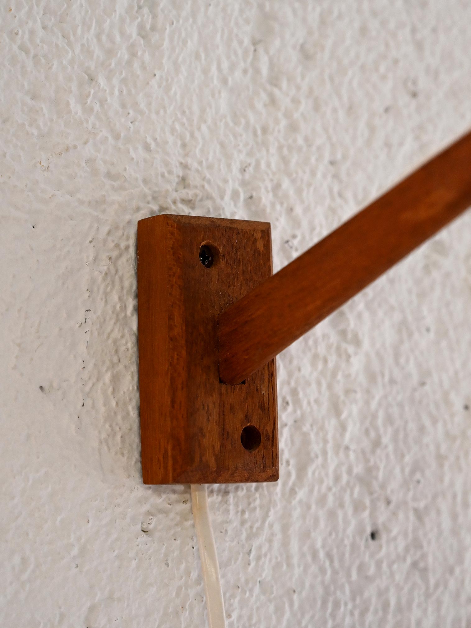 Lampada scandinava con braccio in teak 4
