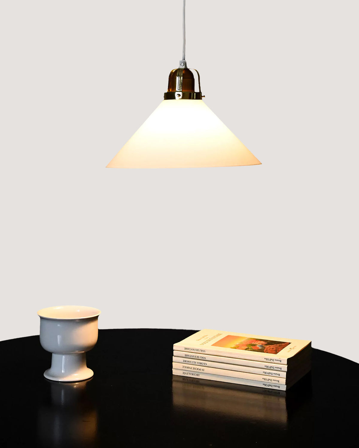Lampada a sospensione scandinava anni ’50 in vetro e ottone