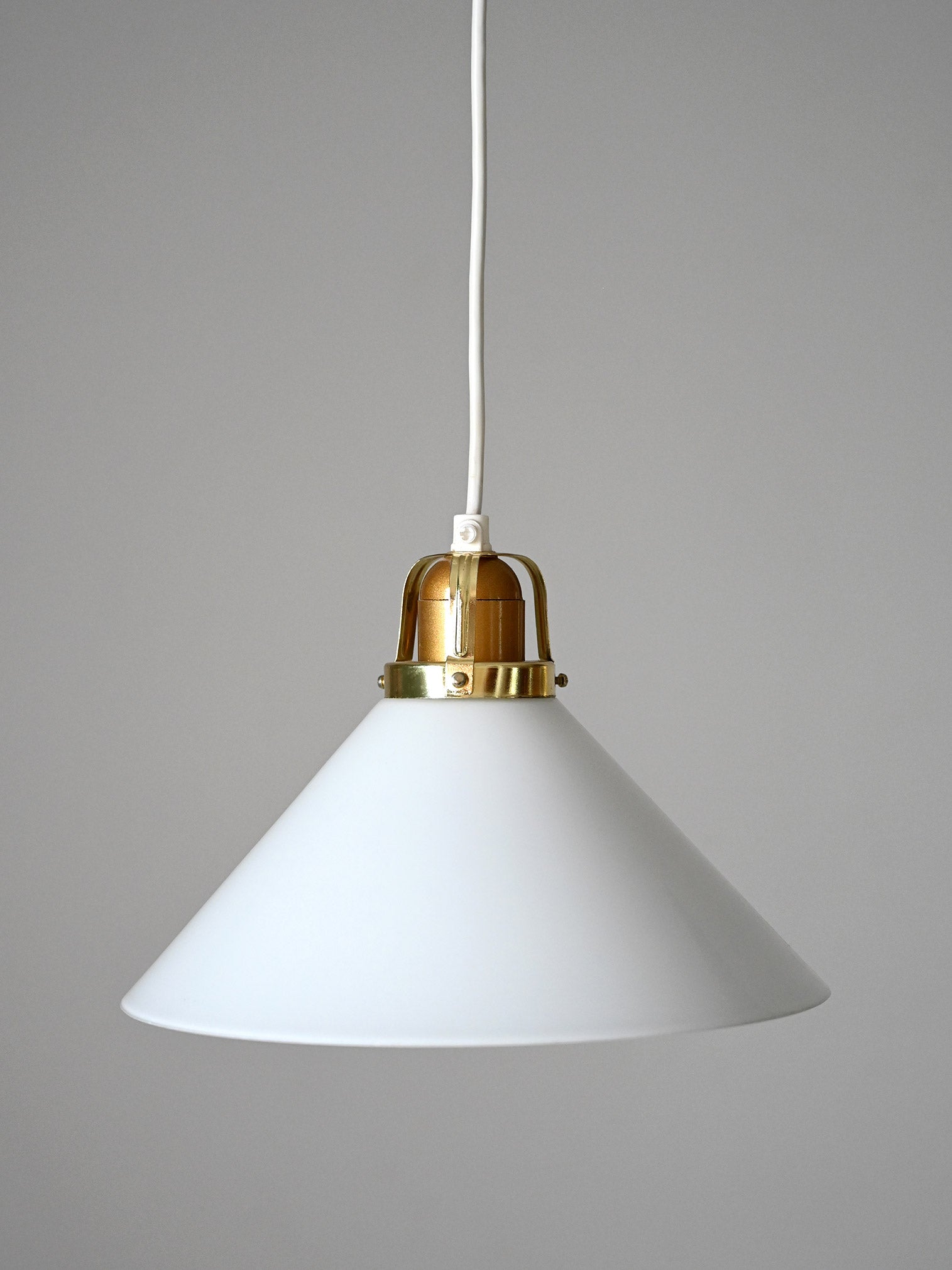 Lampada a sospensione scandinava anni ’50 in vetro e ottone 1