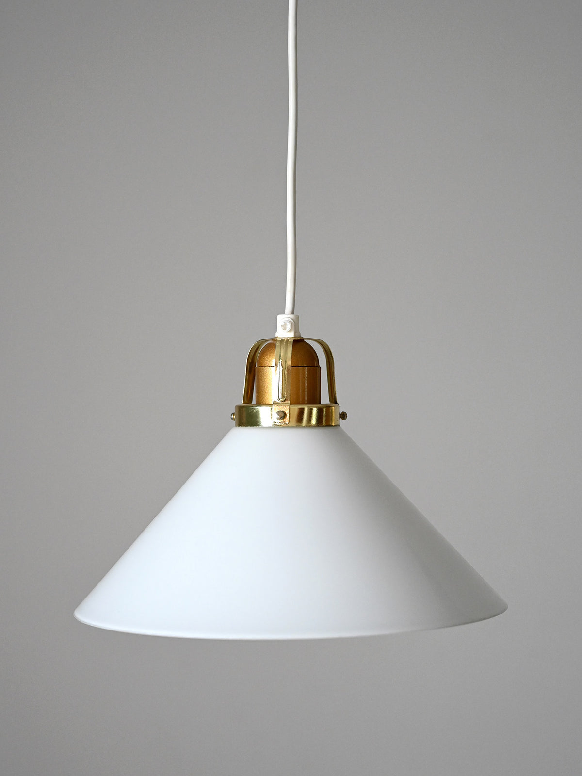 Lampada a sospensione scandinava anni ’50 in vetro e ottone 1