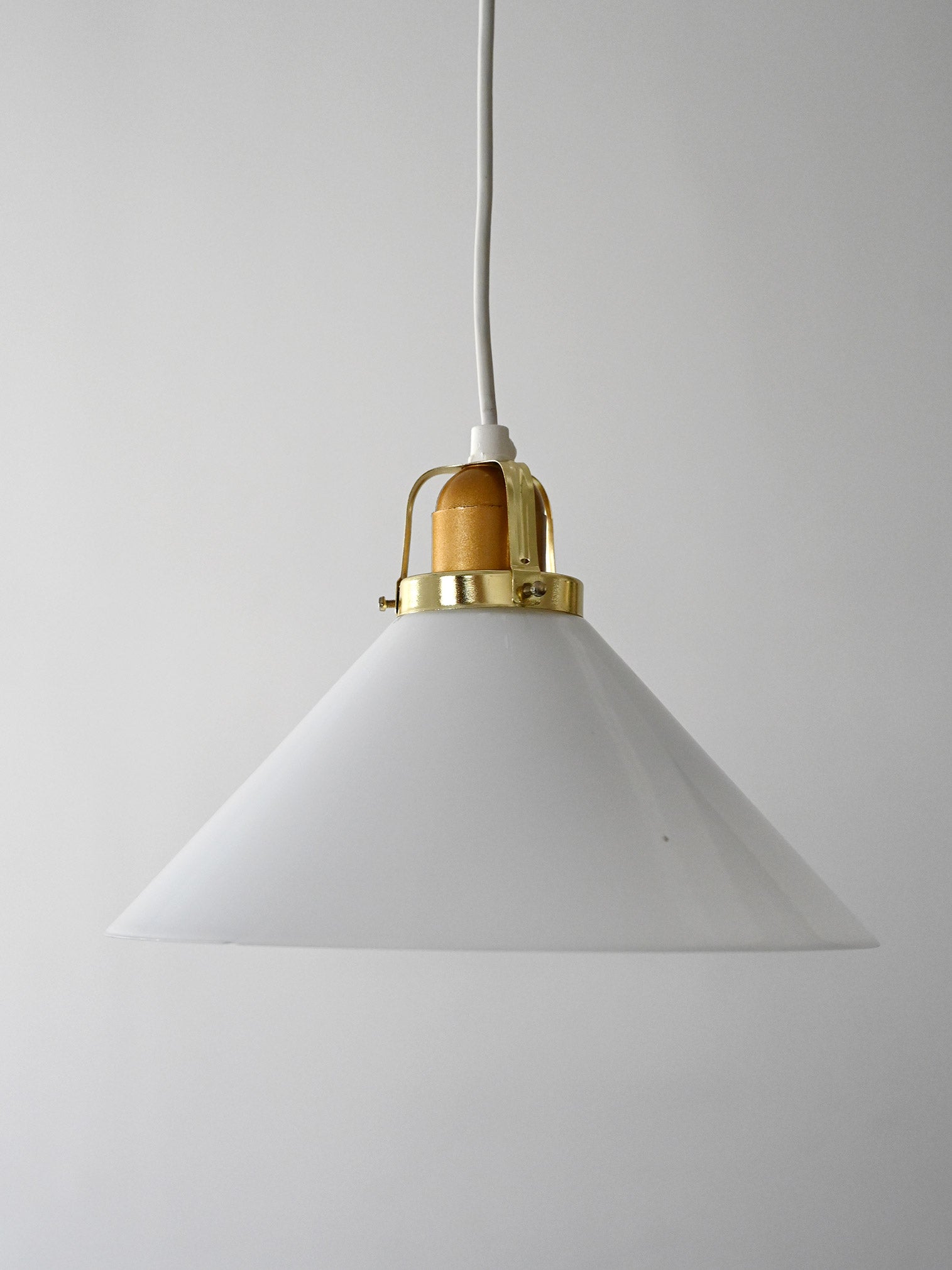 Lampada a sospensione scandinava anni ’50 in vetro e ottone 2