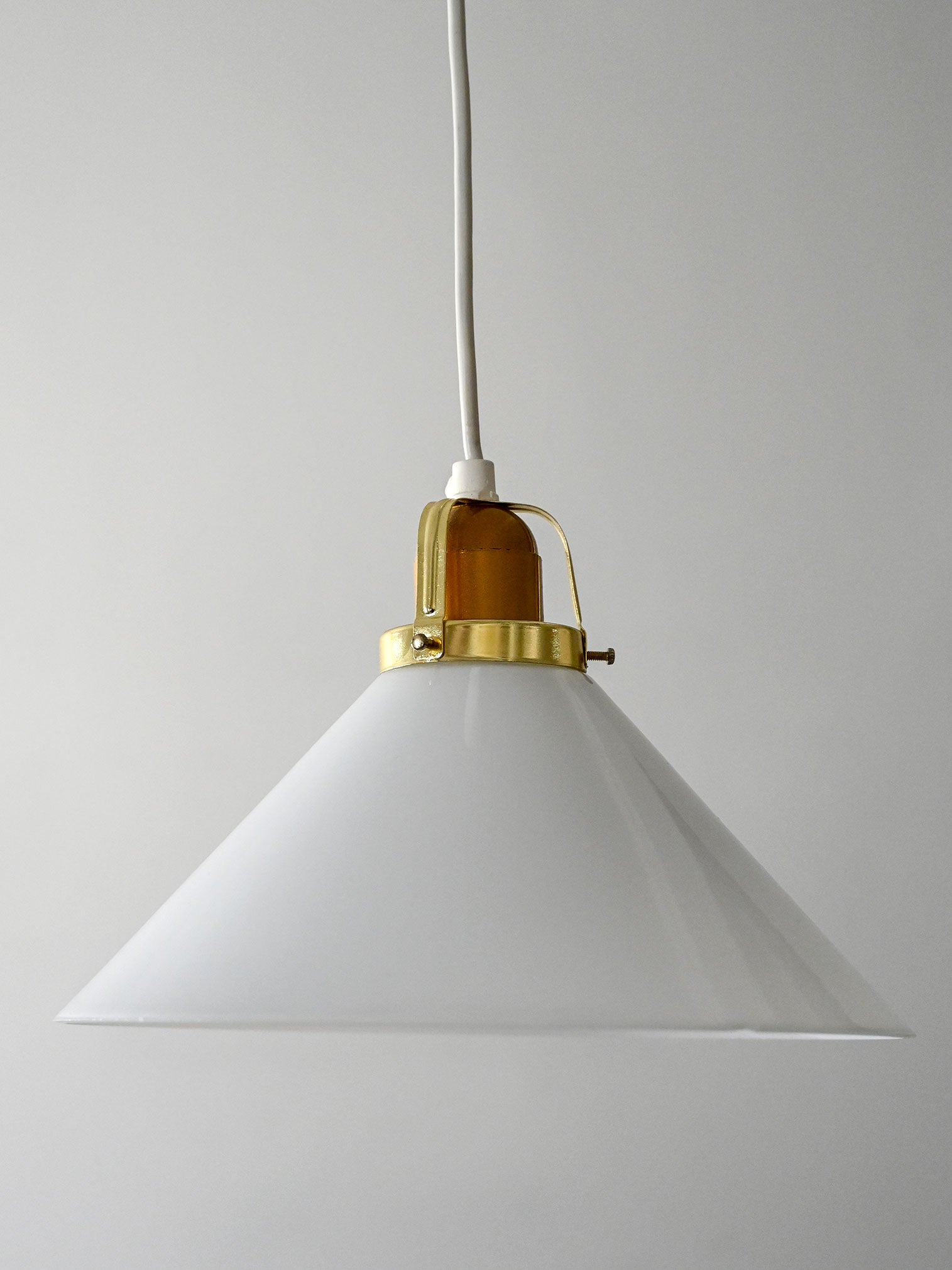 Lampada a sospensione scandinava anni ’50 in vetro e ottone 3