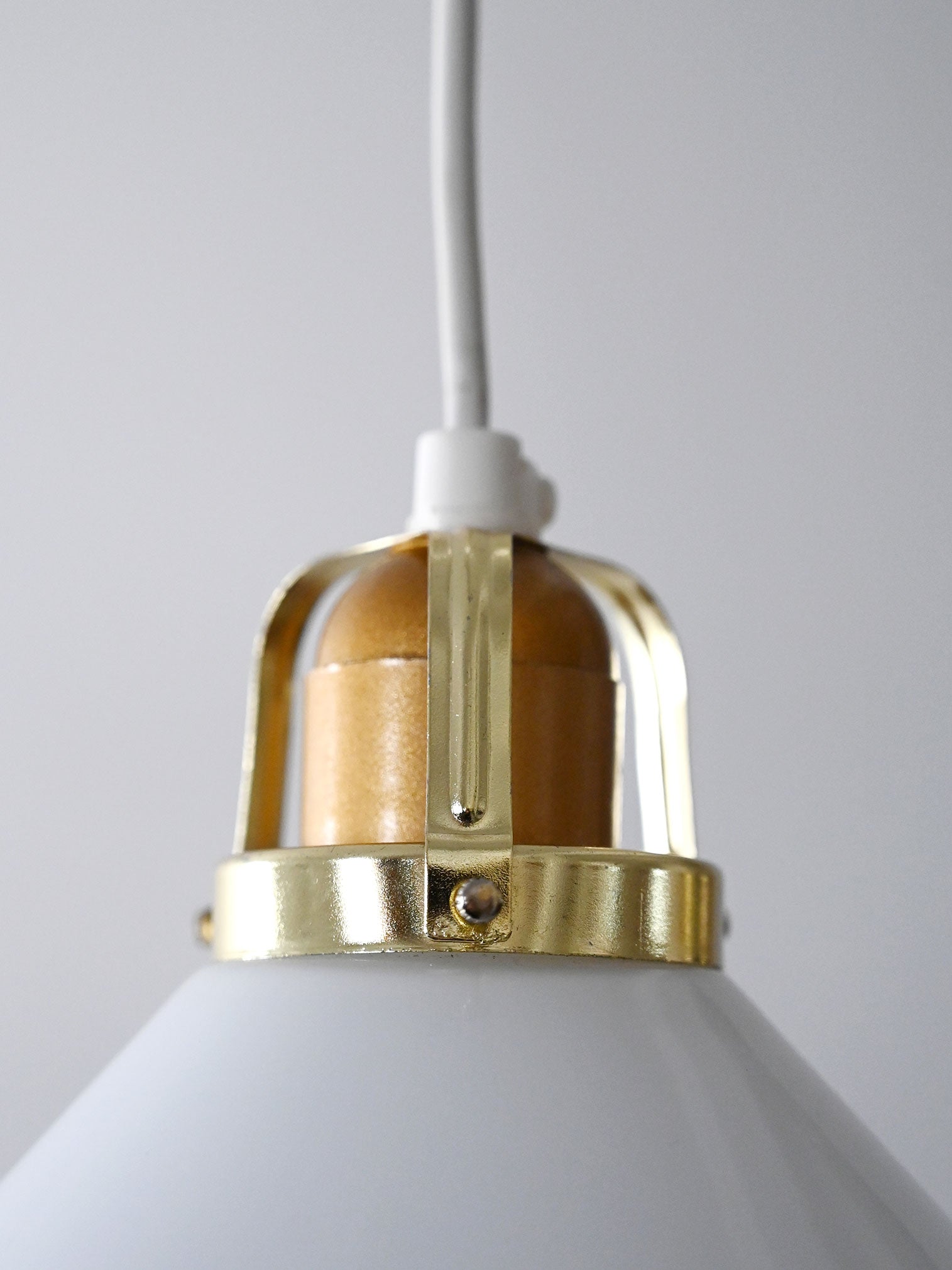 Lampada a sospensione scandinava anni ’50 in vetro e ottone 5