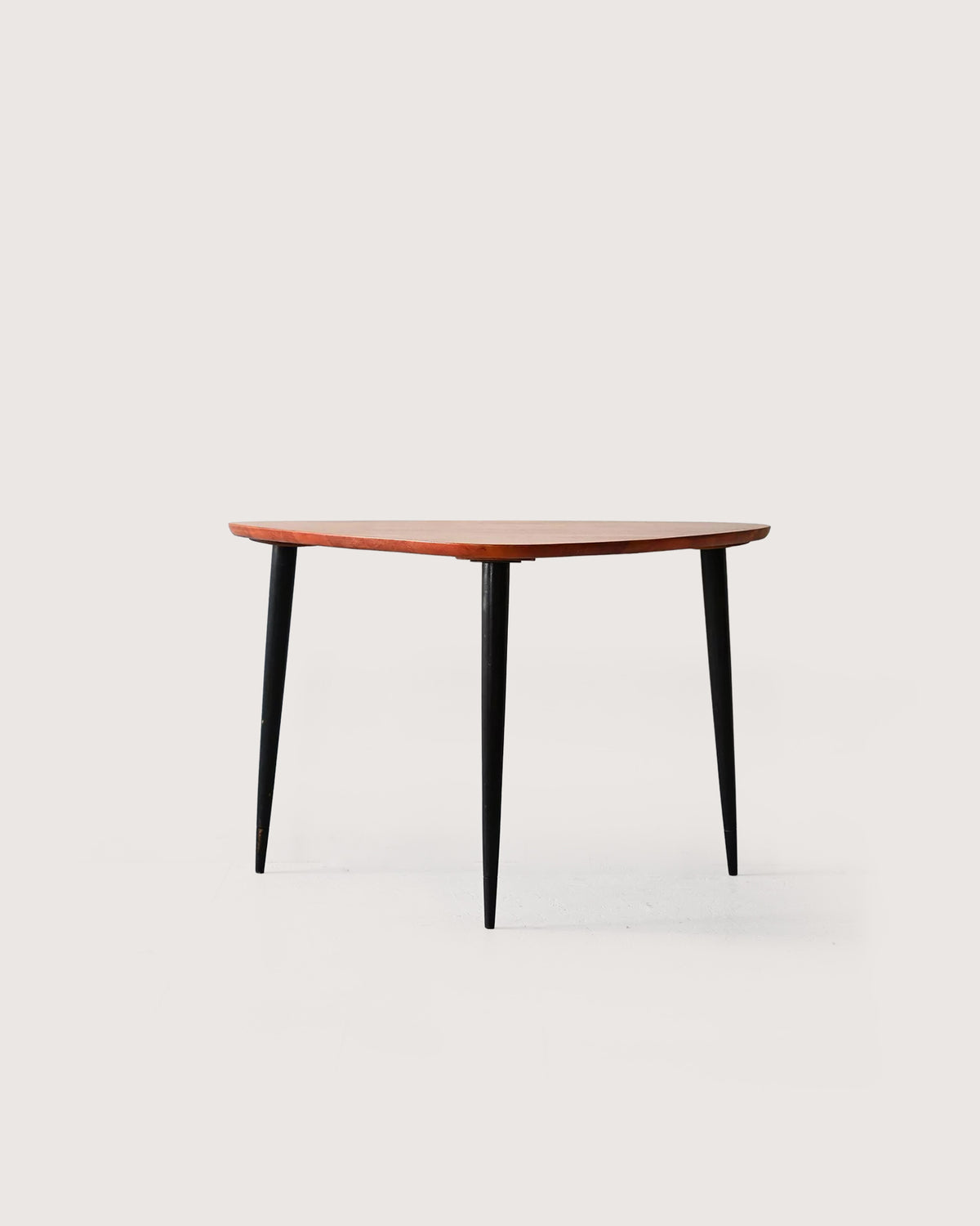 Tavolino scandinavo con gambe nere